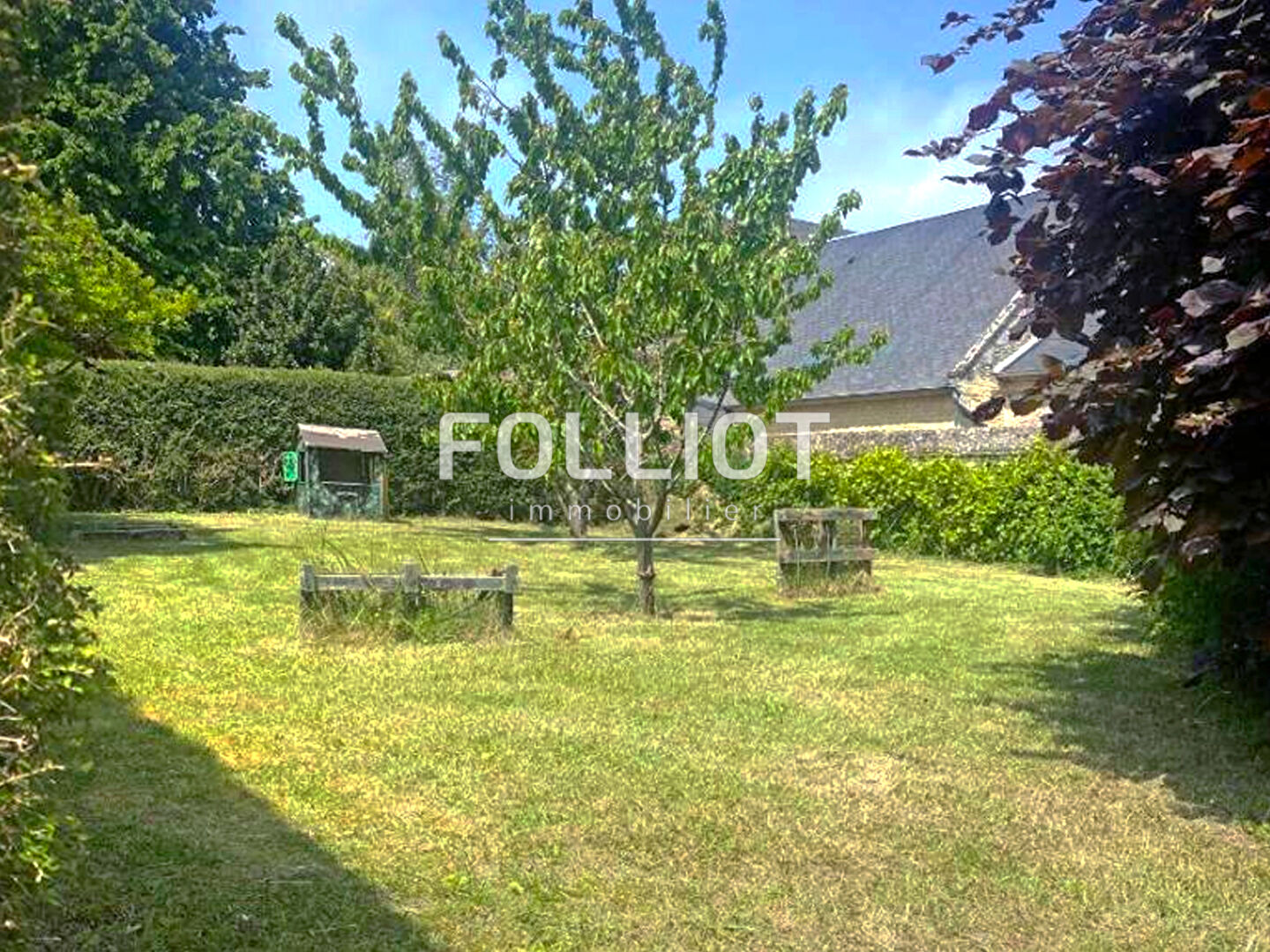 Photo Hors lotissement, Terrain constructible avec bâtisses en pierres à Colomby Anguerny. image 3/6