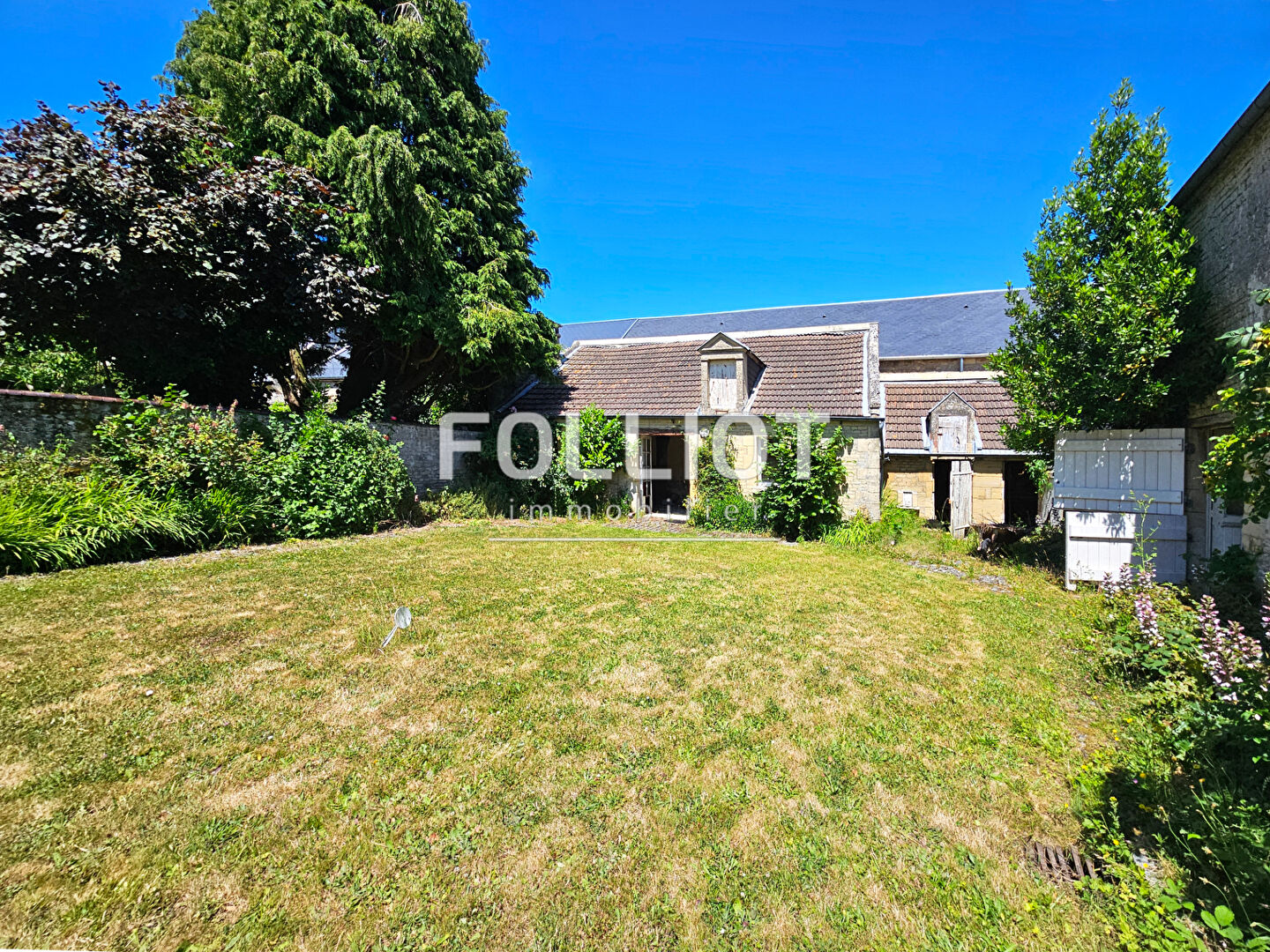 Photo Hors lotissement, Terrain constructible avec bâtisses en pierres à Colomby Anguerny. image 4/6