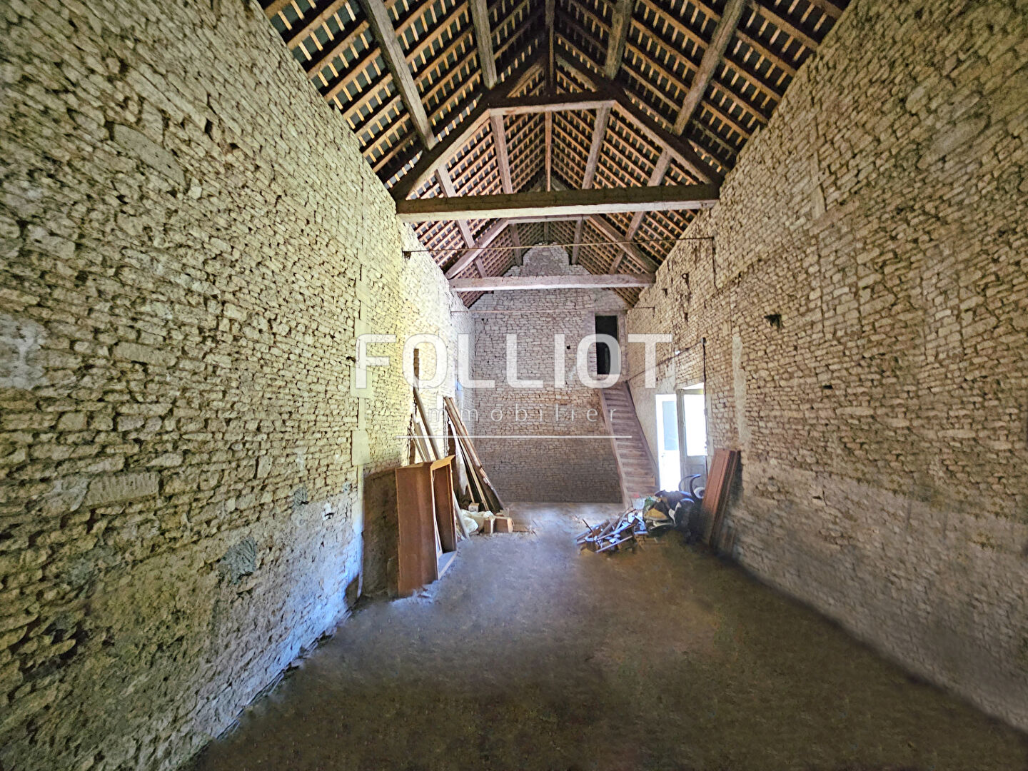 Photo Hors lotissement, Terrain constructible avec bâtisses en pierres à Colomby Anguerny. image 5/6