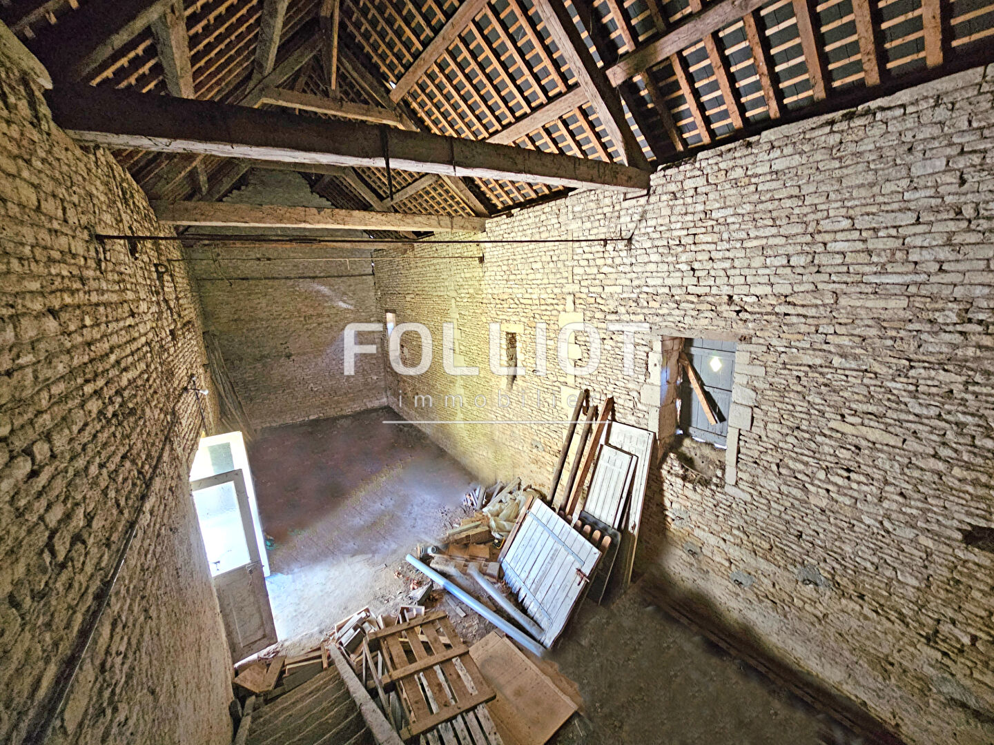 Photo Hors lotissement, Terrain constructible avec bâtisses en pierres à Colomby Anguerny. image 6/6