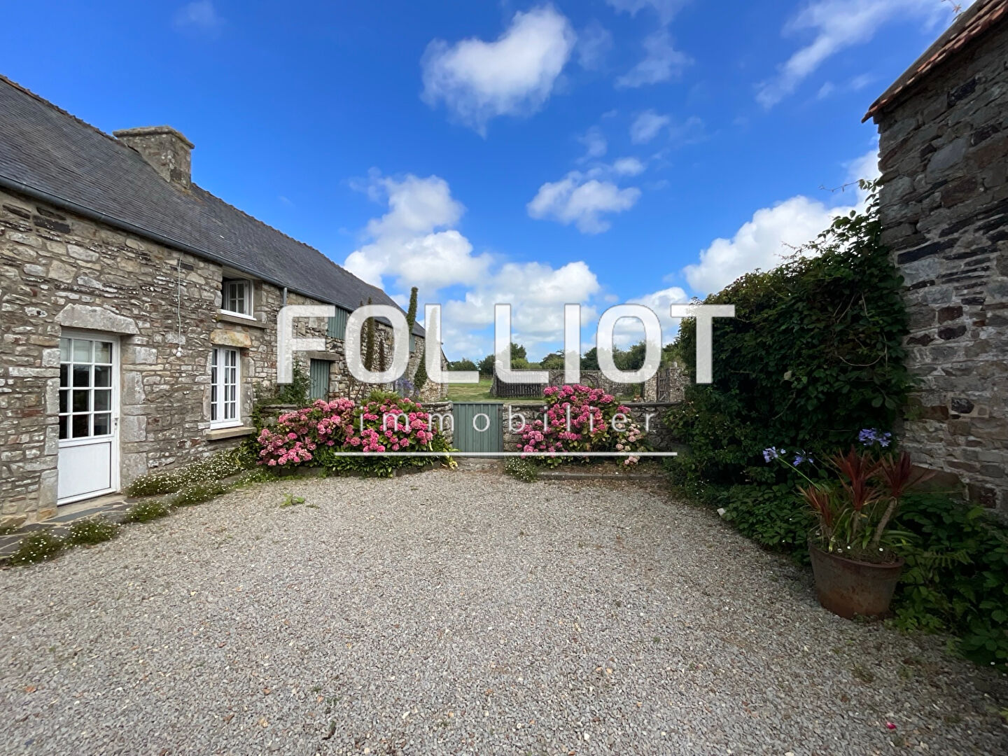 A VENDRE Maison en pierres pleine de charmes à Les Moitiers d'Allonne hectare