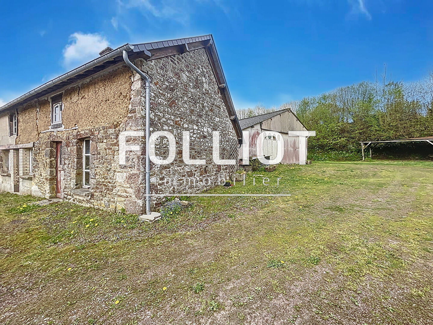 A VENDRE Bâtiment et une maison à rénovée