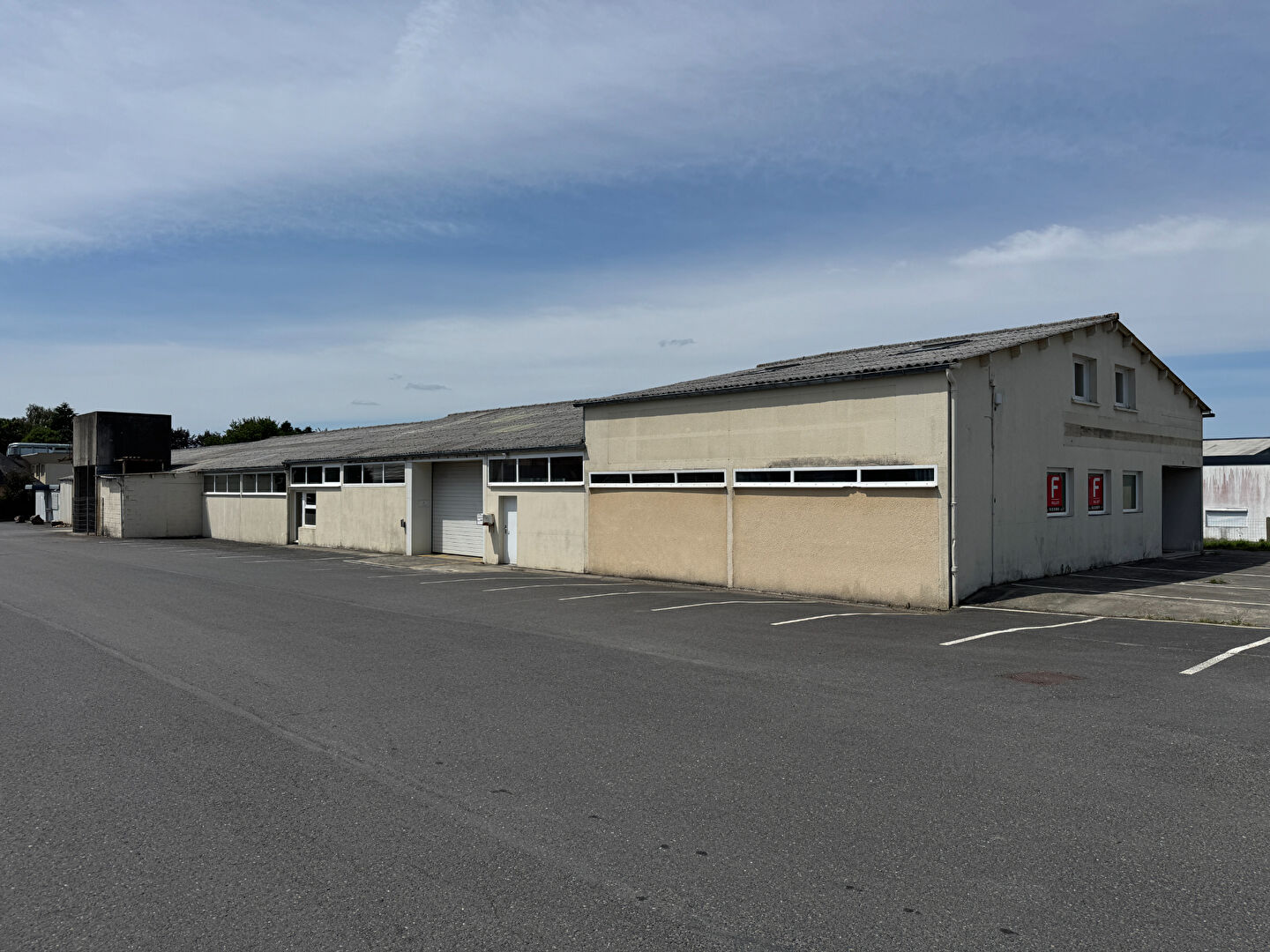 Photo À VENDRE - Bâtiment industriel de 1 100 m² divisible à fort potentiel - ZA St-Lô image 3/6