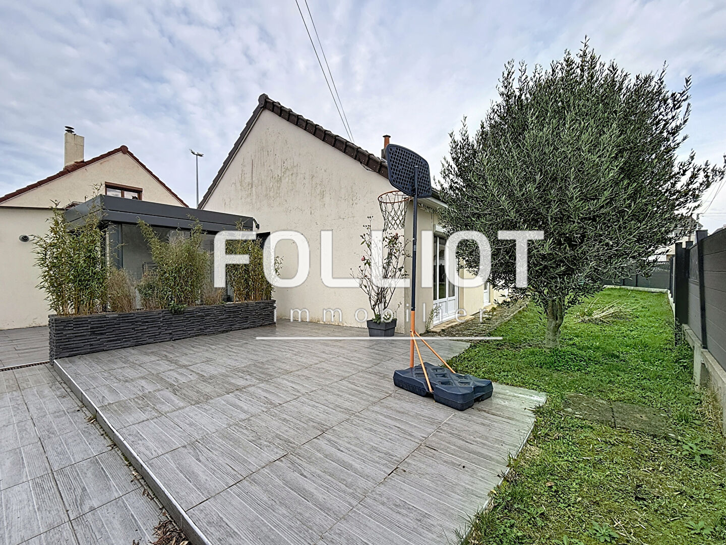 Agence immobilière de 
 CABINET FOLLIOT - Cabinet FOLLIOT - CAEN SAINT SAUVEUR 
