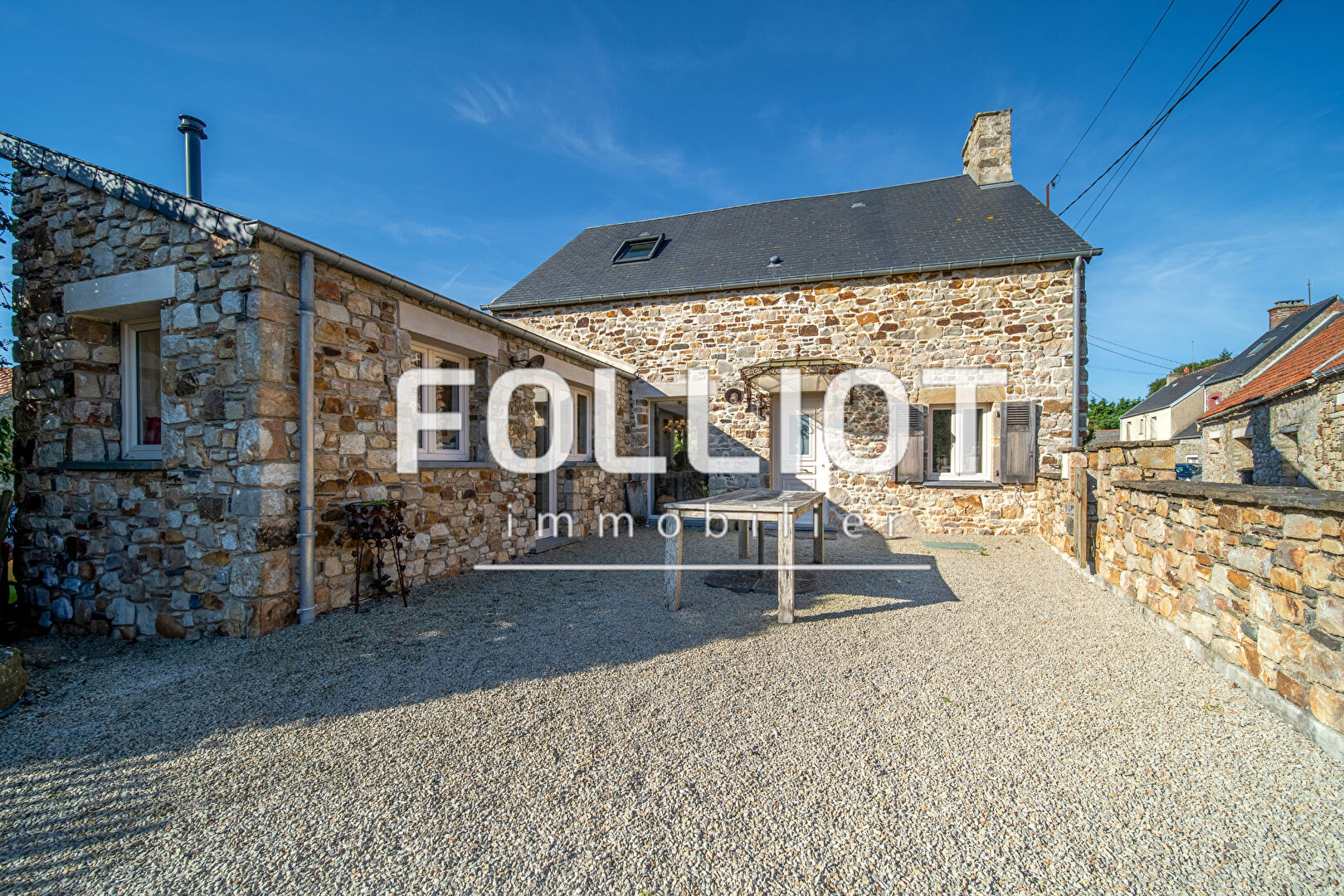 Photo A vendre Maison en pierres pleine de charme avec son gîte indépendant  dans un hameau calme aux Moitiers  d'allonne à seulement cinq minutes de Carteret image 2/6