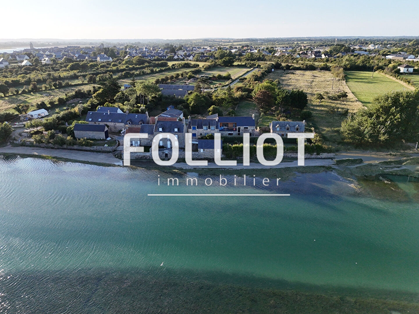 À vendre  Maison en pierres pleine de charme avec vue sur le Havre de Portbail-sur-Mer Rénovation 2024