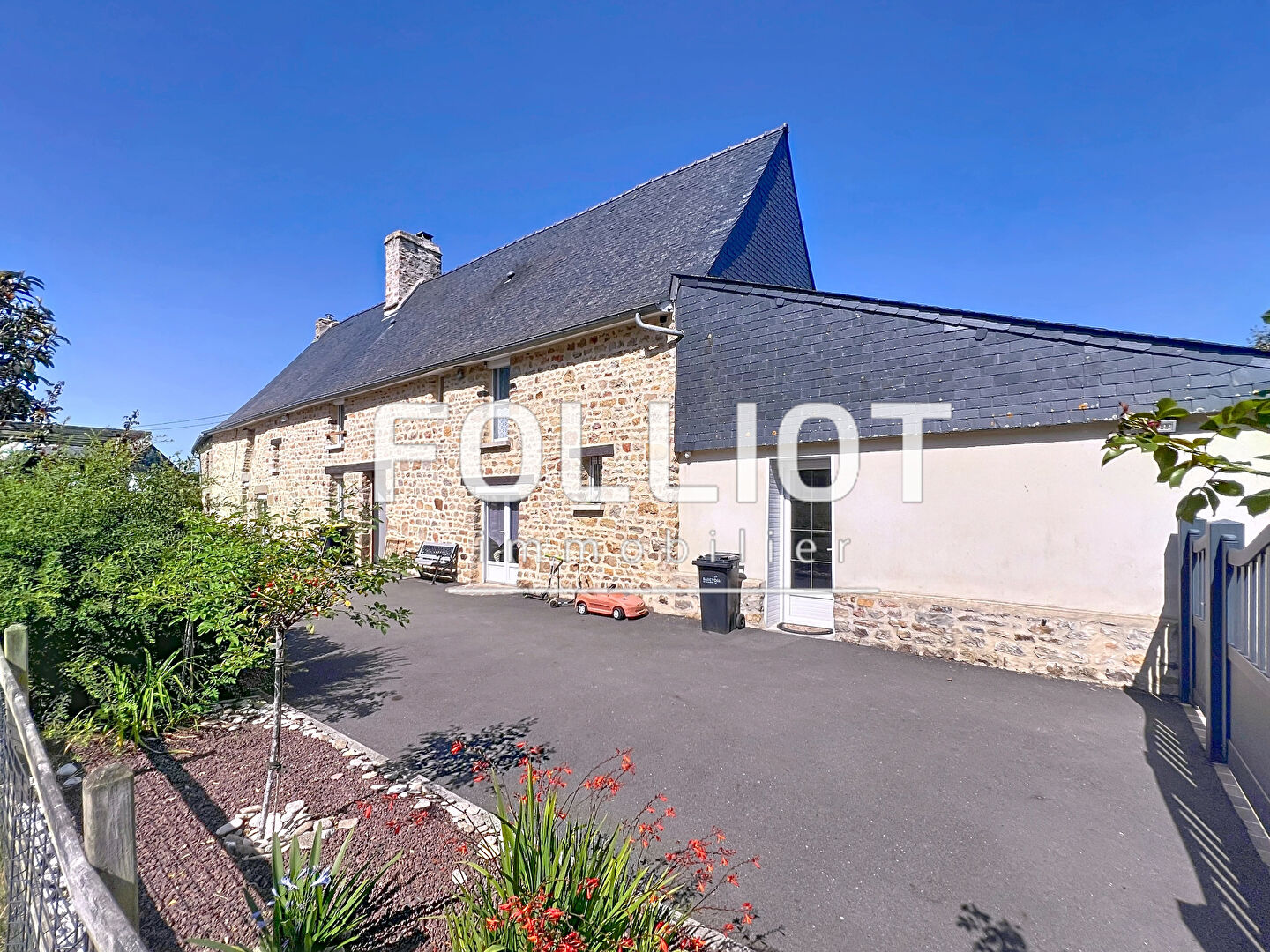 A VENDRE - Longère en pierre pleine de charme  5 000 m² de terrain