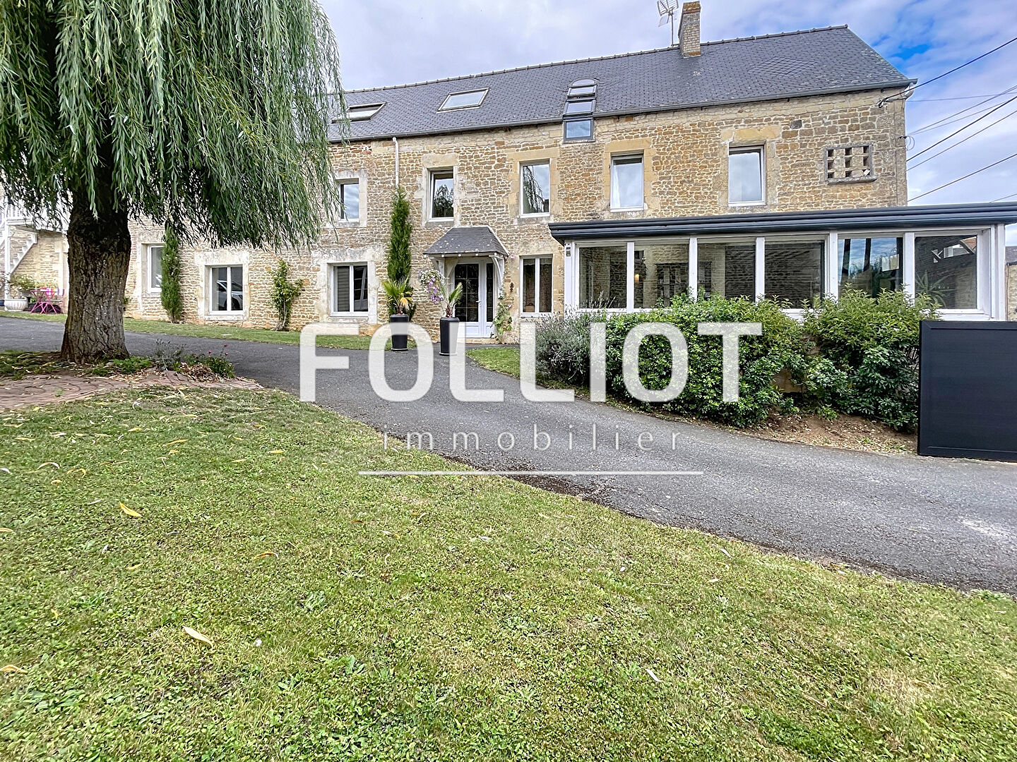 A VENDRE - Magnifique demeure en pierre d'environ 300m2 à LAIZE-CLINCHAMPS
