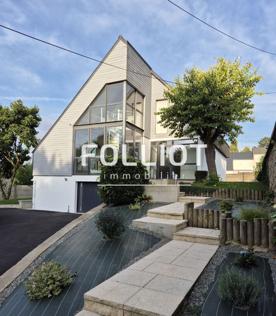 A louer : Maison d'architecte à Fougères 6 pièce(s) 149.78 m2