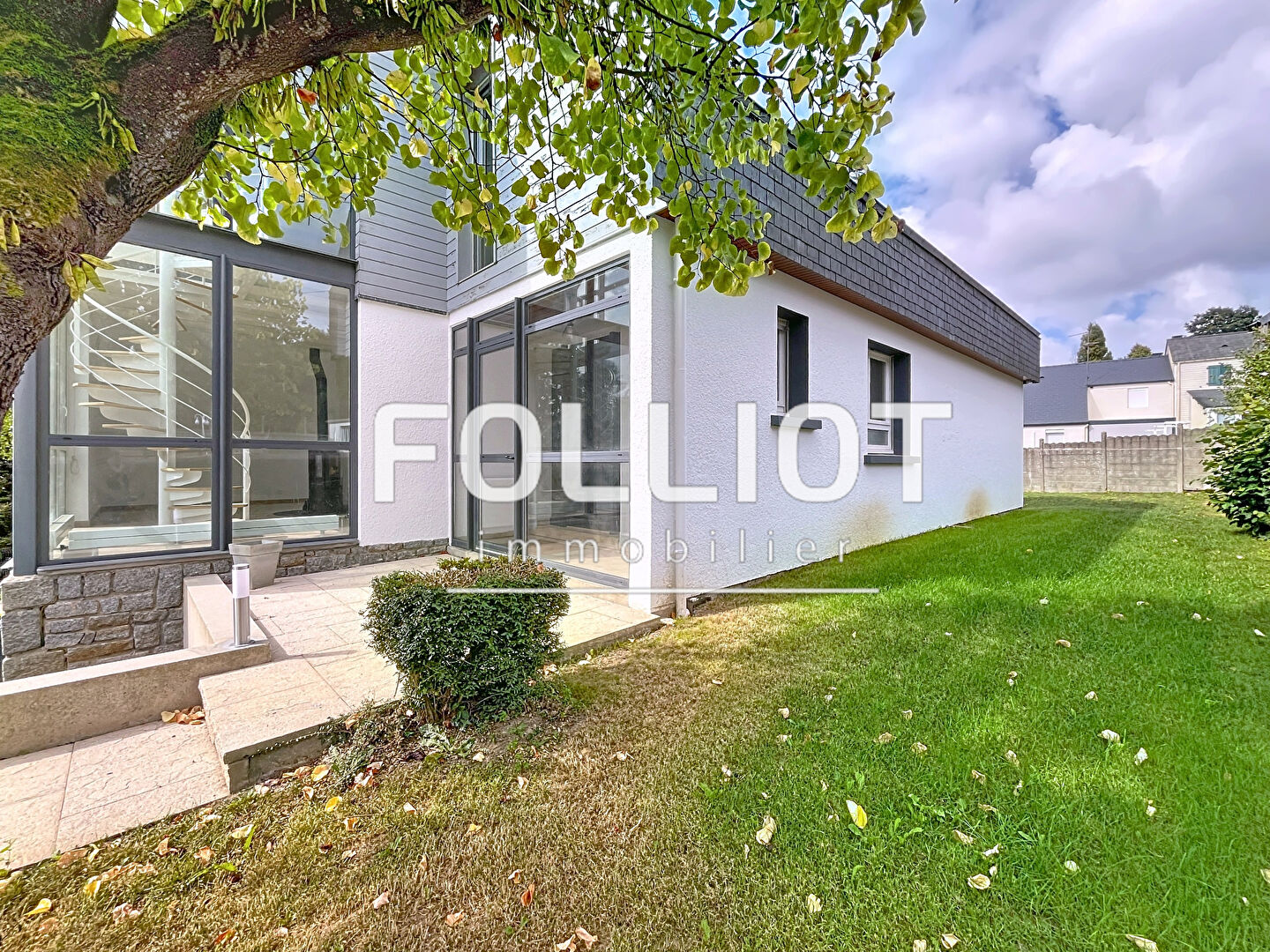 A louer : Maison d'architecte à Fougères 6 pièce(s) 149.78 m2