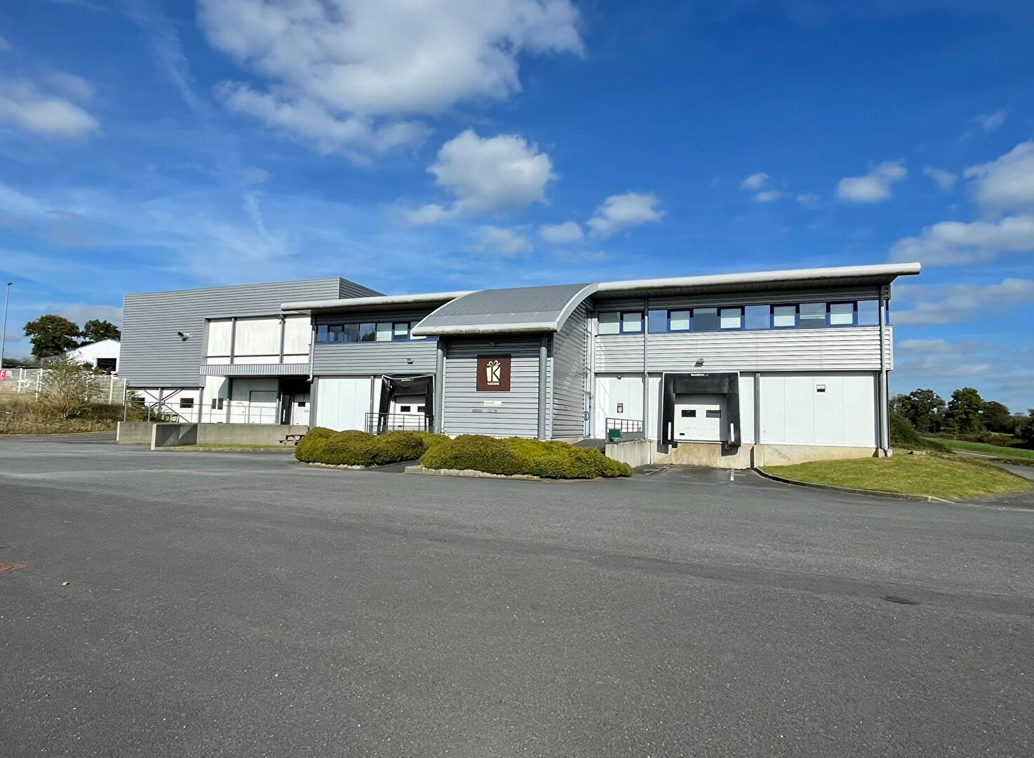 Photo A LOUER : Bâtiment commercial multi usages : 2200 m² de bâti et grandes hauteurs. image 1/6