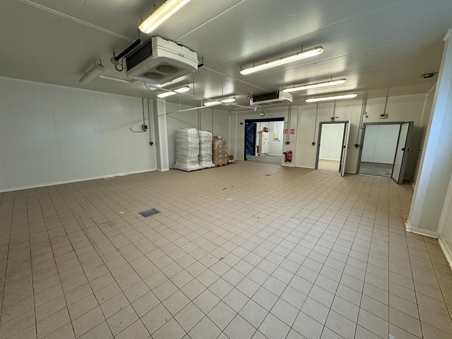 Photo A LOUER : Bâtiment commercial multi usages : 2200 m² de bâti et grandes hauteurs. image 3/6