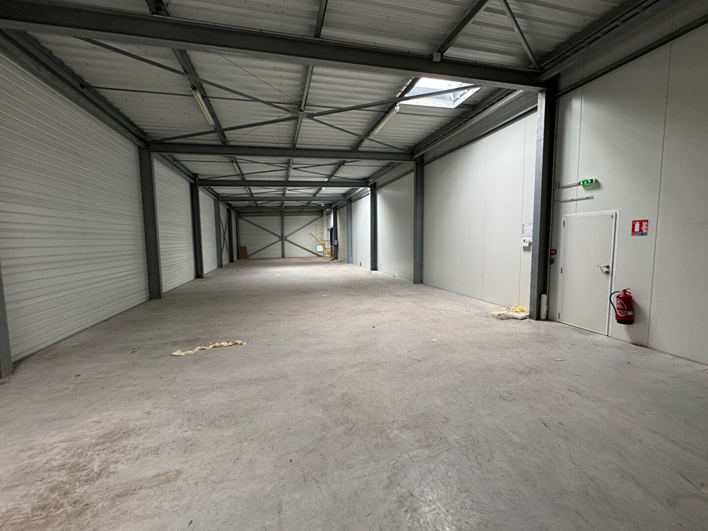 Photo A LOUER : Bâtiment commercial multi usages : 2200 m² de bâti et grandes hauteurs. image 5/6
