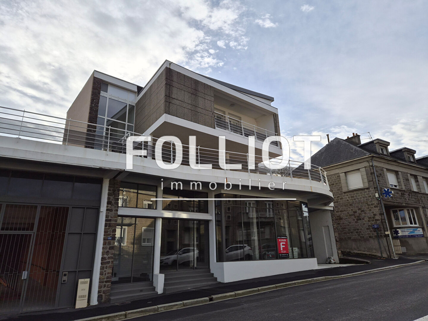 A LOUER, VIRE NORMANDIE, SUR AXE TRÈS PASSANT, LOCAL COMMERCIAL avec BEL EMPLACEMENT.