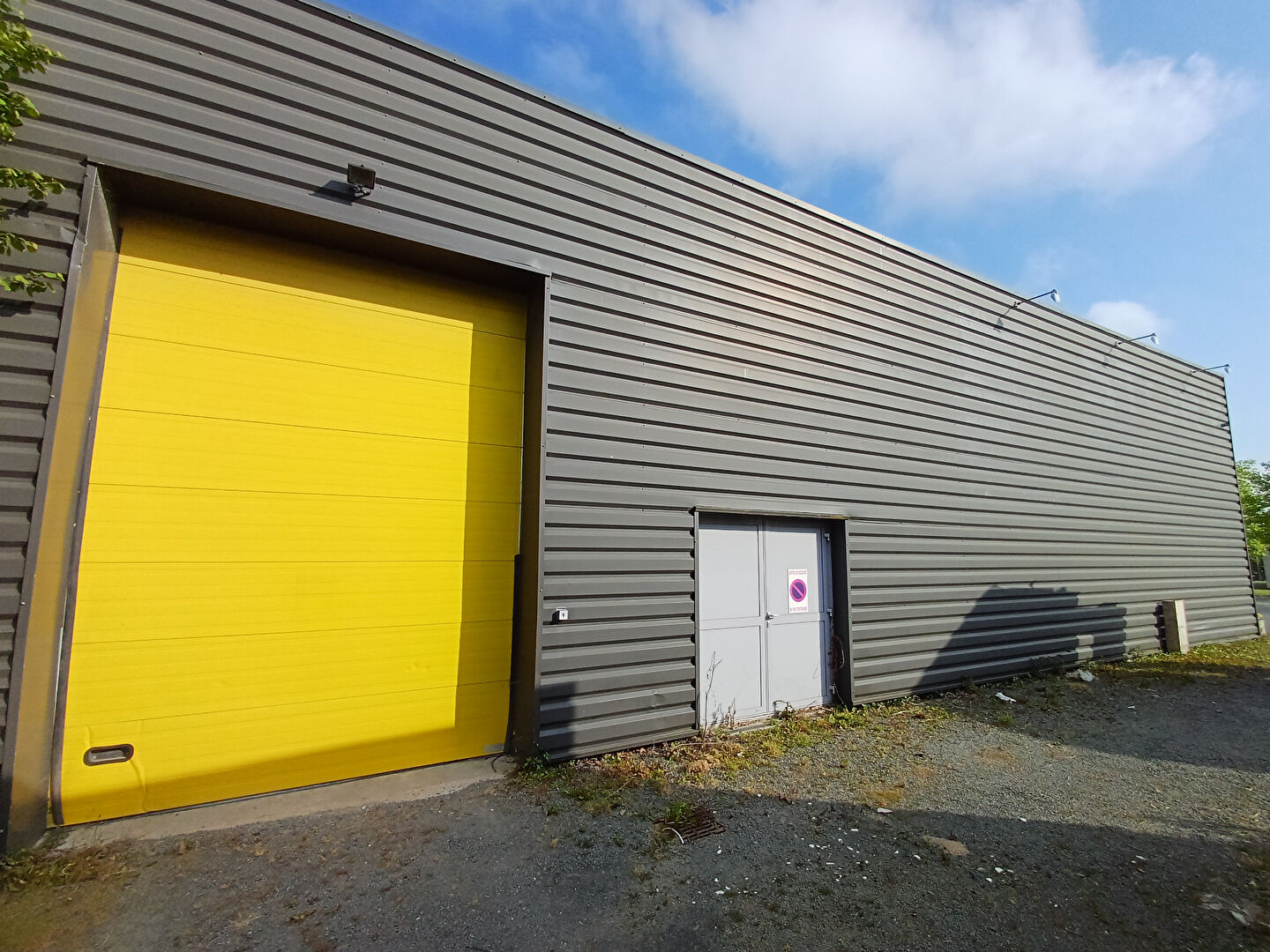 Photo À LOUER - BÂTIMENT D'ACTIVITÉ 655 m² - ACCÈS ROCADÉ - PARKING - image 2/6