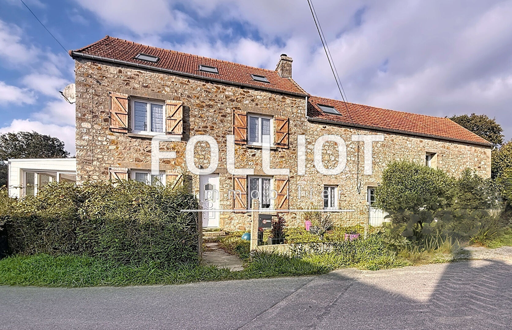 A Vendre Maison en pierres refaite avec goût dans un hameau au calme des Moitiers d'allonne  à 5 km de la mer