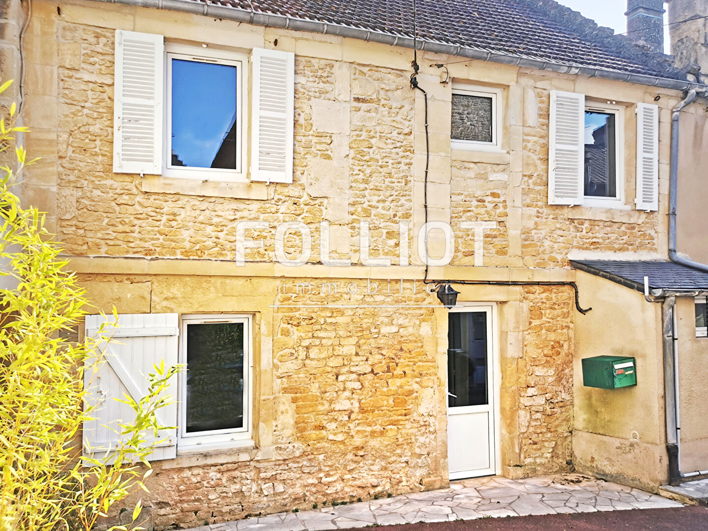 Douvres centre, maison en pierre de trois pièces, deux chambres.