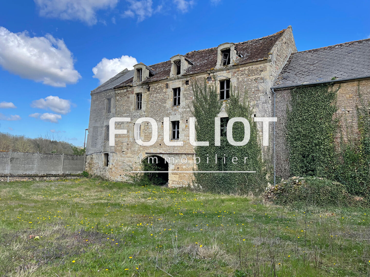 À vendre - Ancien corps de ferme en pierres à réhabiliter - Laize-Clinchamps (proximité Caen)