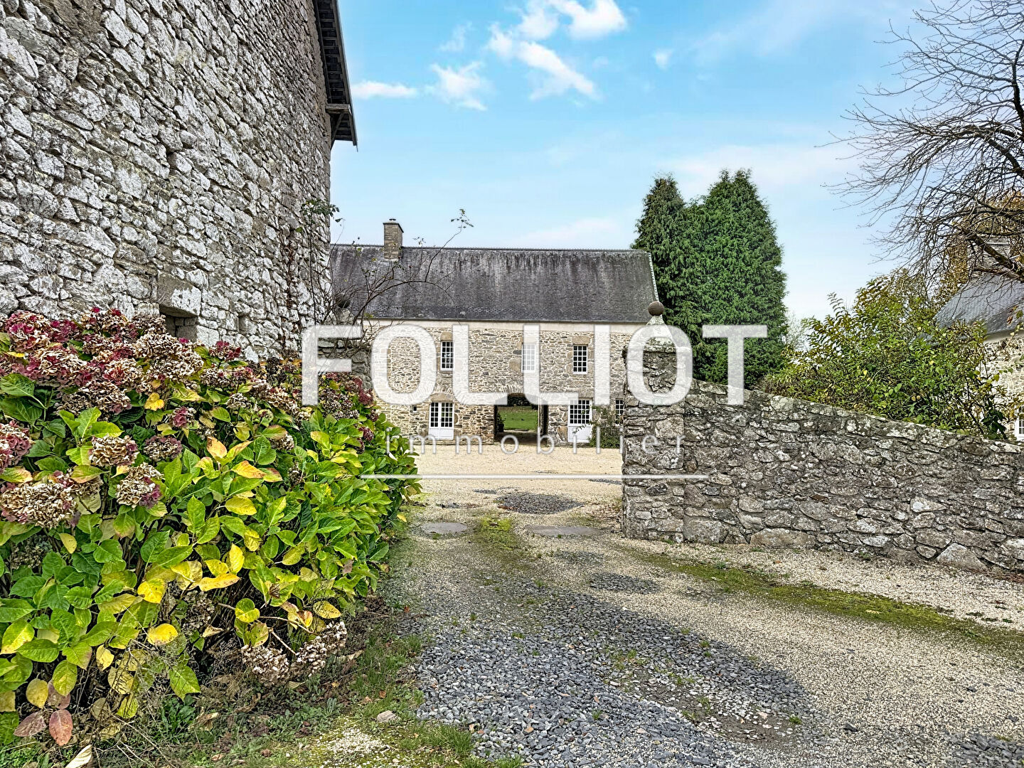 Propriété d'Exception - Longère en Pierre & Dépendances Rénovées - MONTCUIT