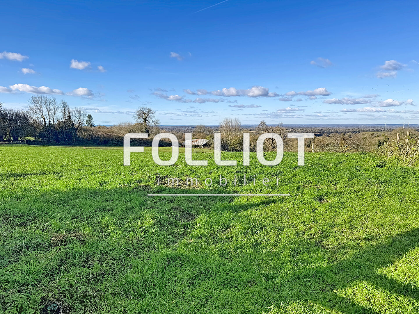 Terrain à bâtir vue dégagée sur la campagne ,aperçu lointain sur la mer