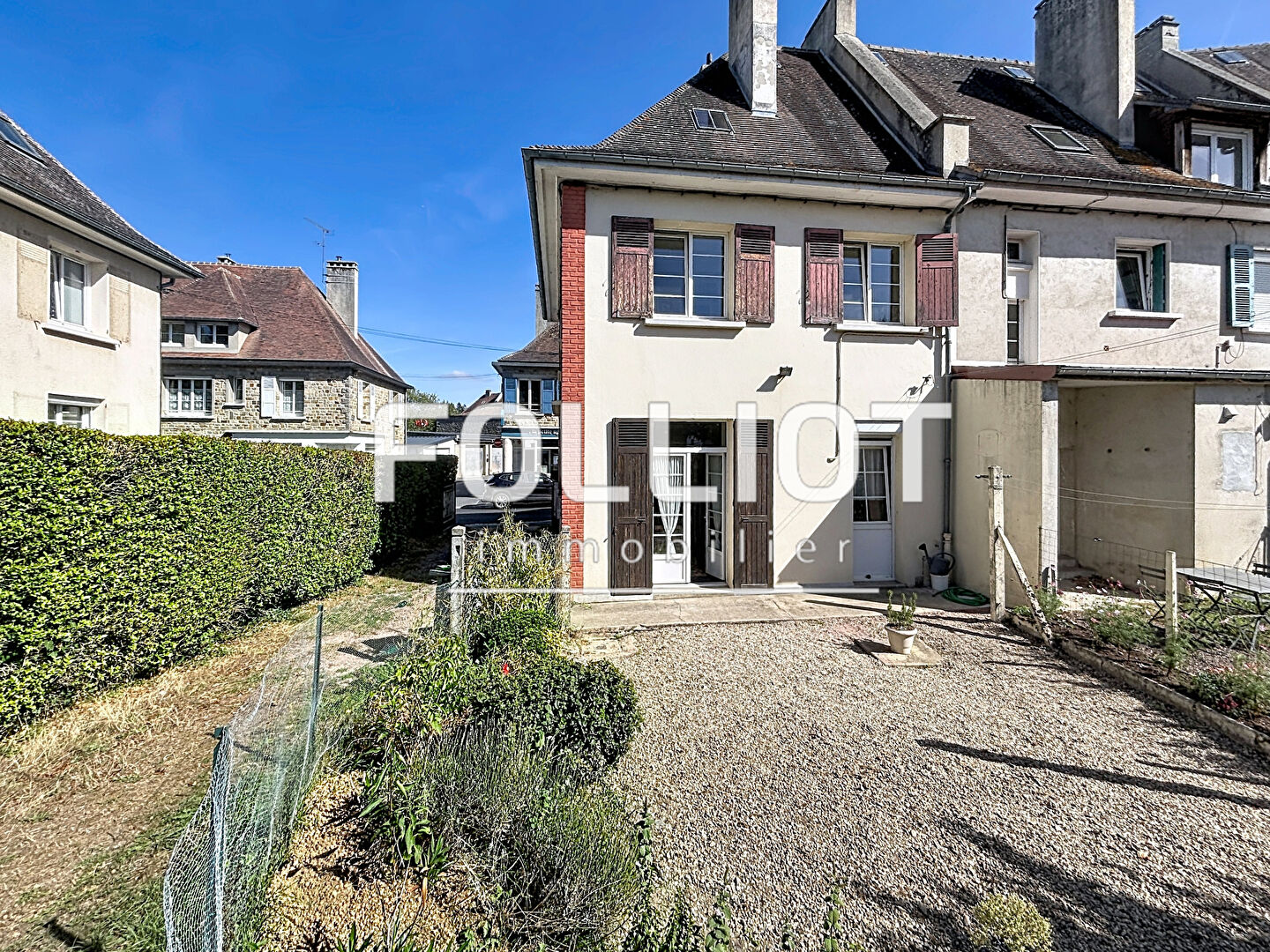 Exclusivité Cabinet FOLLIOT - Maison de ville avec double garage et potentiel d'aménagement !
