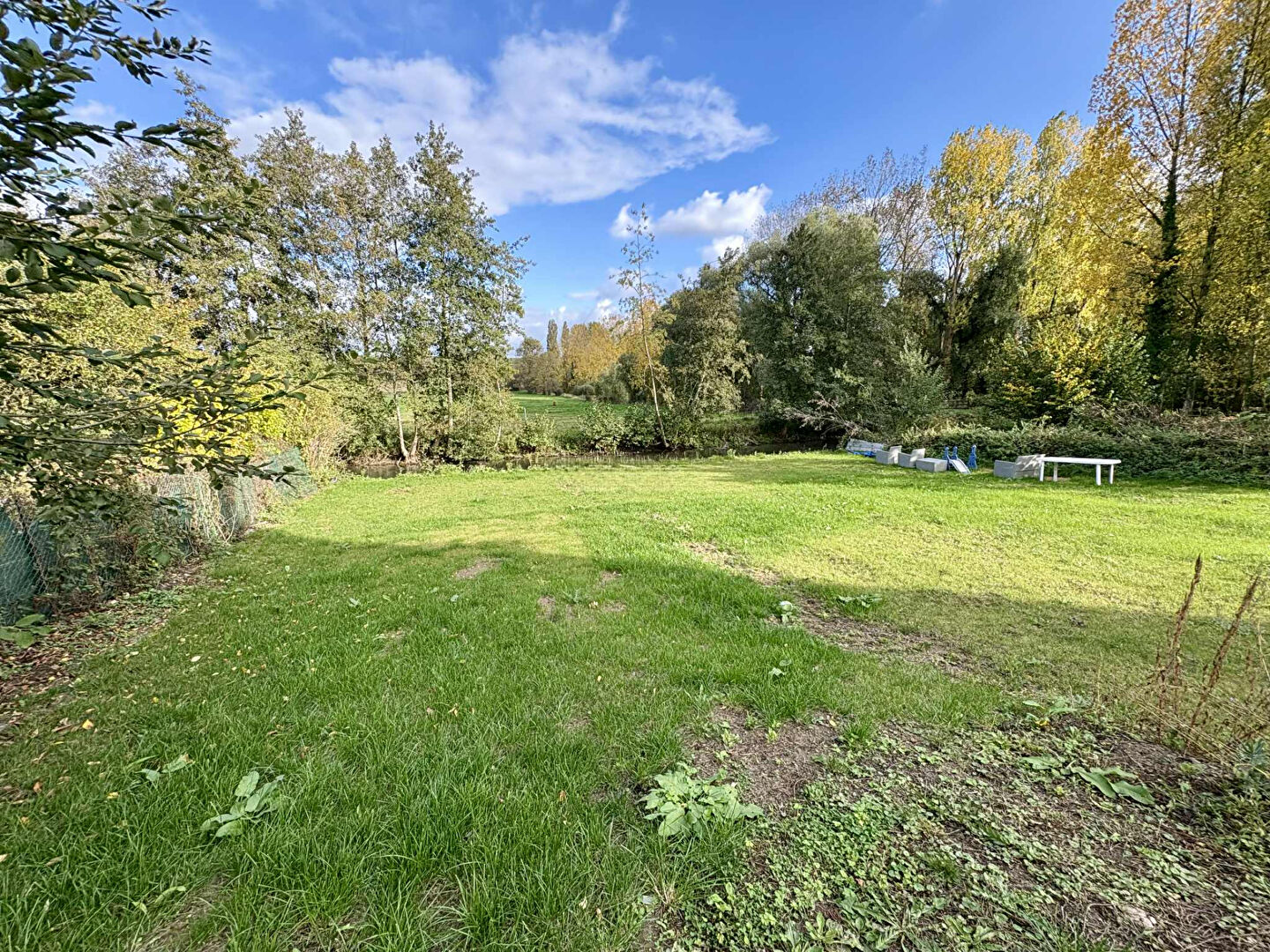 Photo maison de caractère avec rivière image 2/6