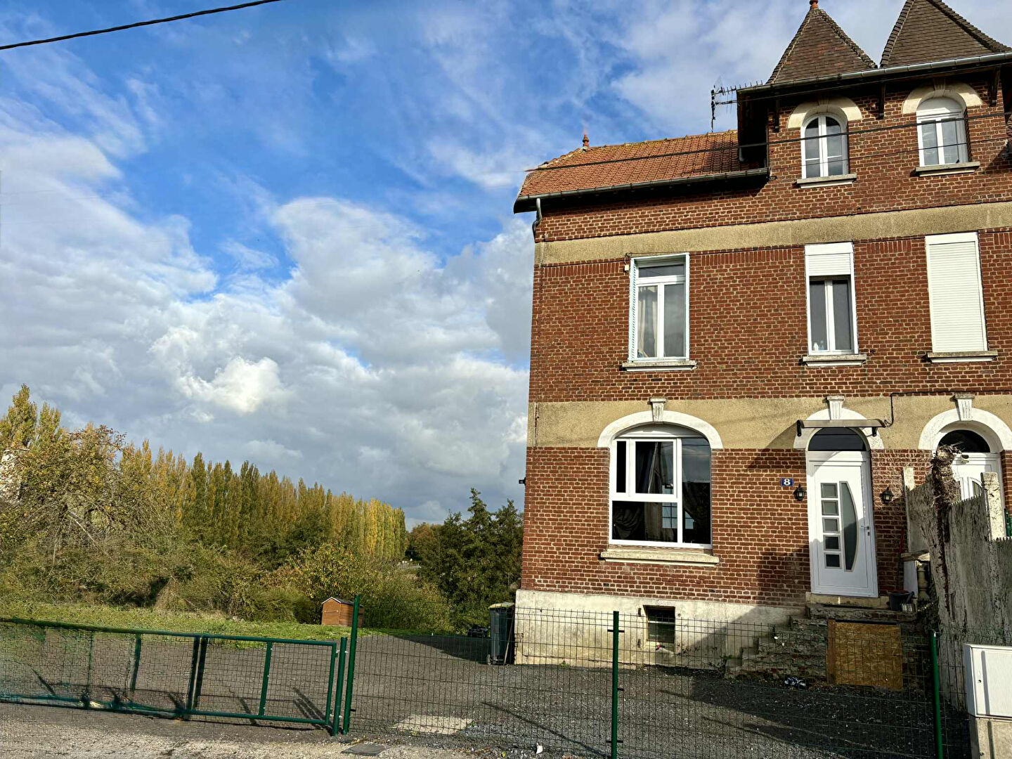 Photo maison de caractère avec rivière image 3/6