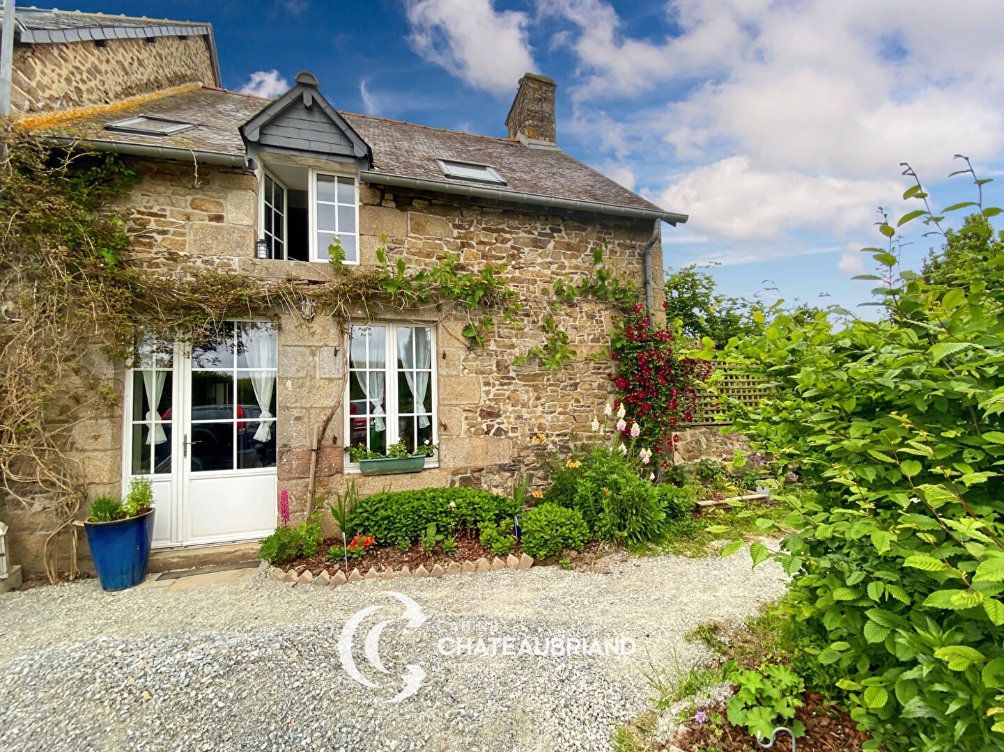 En campagne entre NOYAL et BAZOUGES-LA-PEROUSE