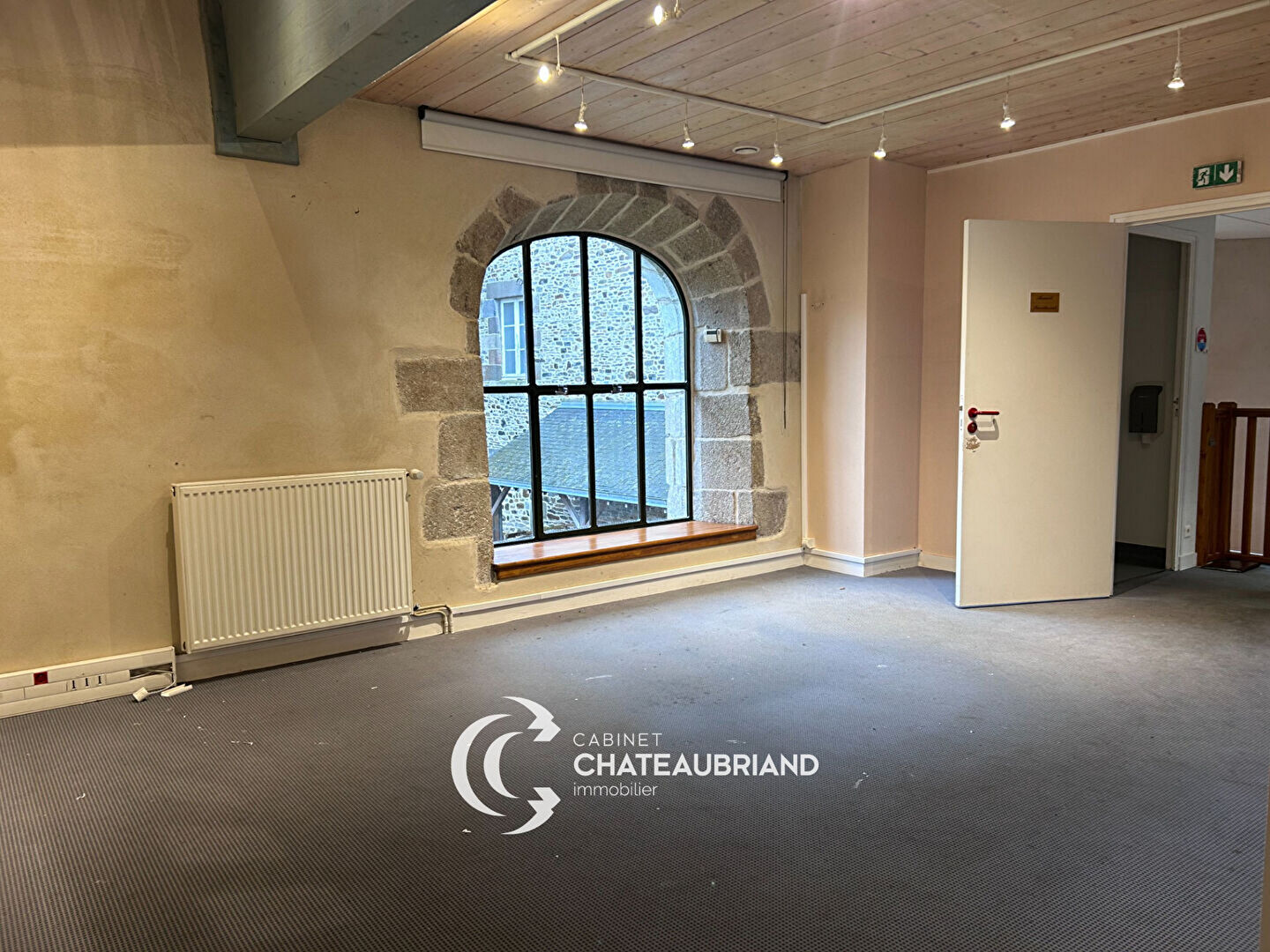 A LOUER - DOL DE BRETAGNE - PLEIN CENTRE - LOCAL PROFESSIONNEL - 98 m²