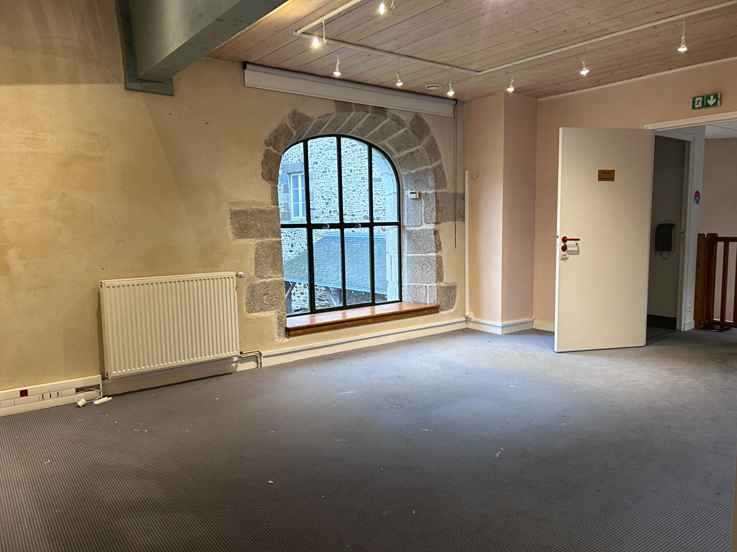 Photo A LOUER - DOL DE BRETAGNE - PLEIN CENTRE - LOCAL PROFESSIONNEL - 98 m² image 2/6