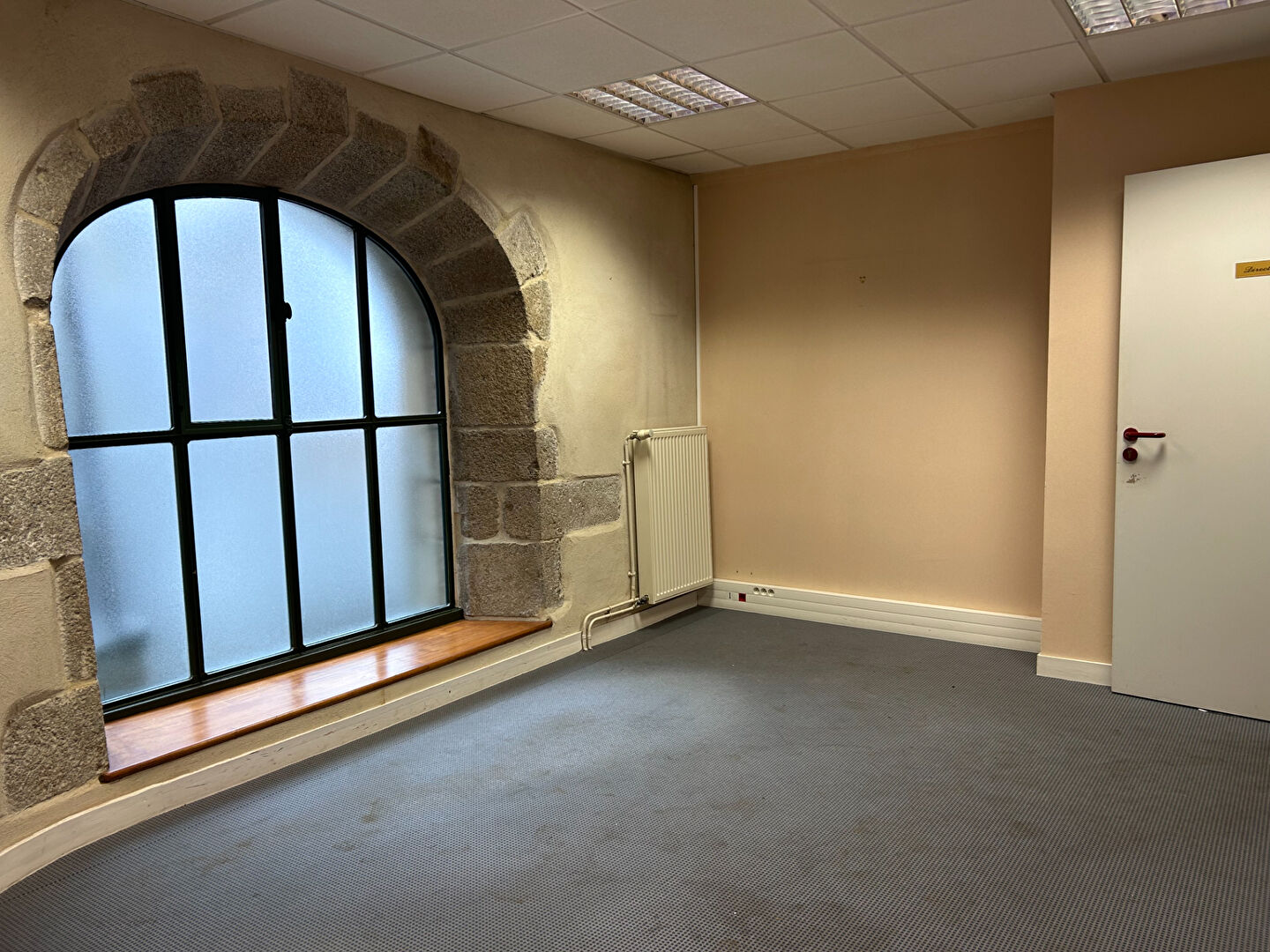 Photo A LOUER - DOL DE BRETAGNE - PLEIN CENTRE - LOCAL PROFESSIONNEL - 98 m² image 3/6