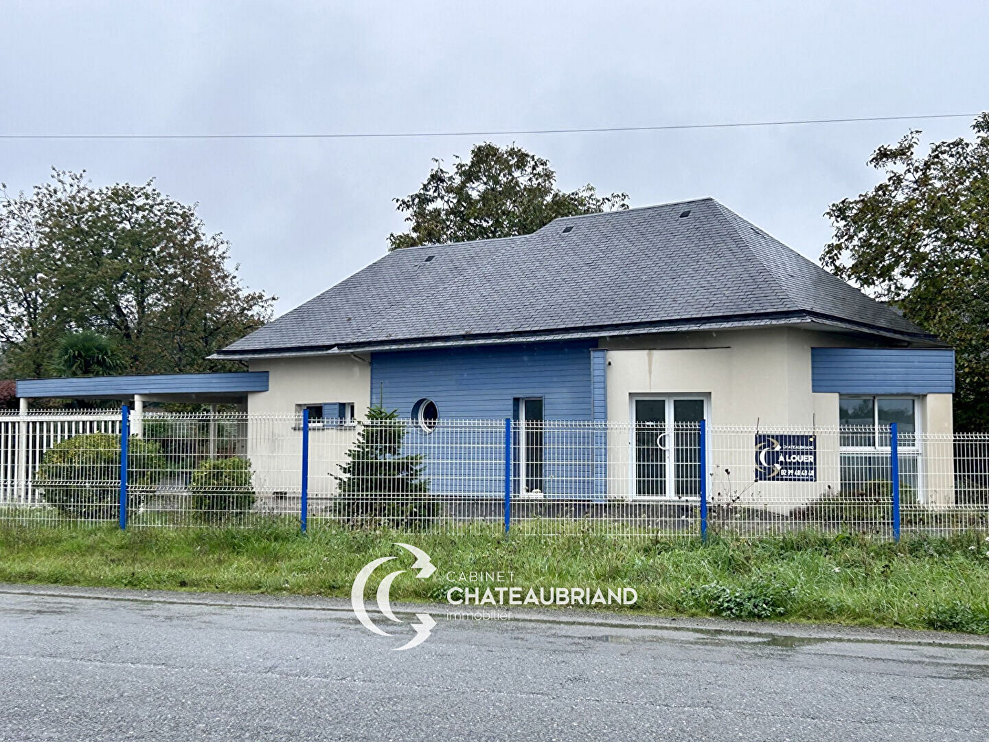 A LOUER - LOCAL COMMERCIAL - MINIAC MORVAN - 130 m² - STATIONNEMENT