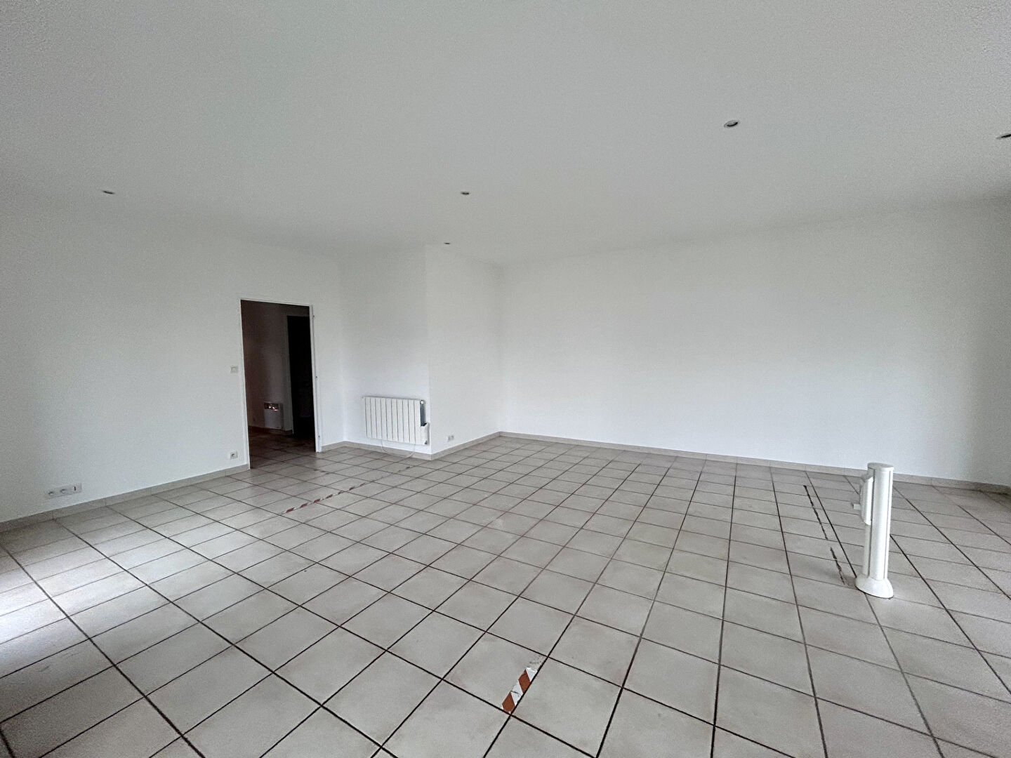 Photo A LOUER - LOCAL COMMERCIAL - MINIAC MORVAN - 130 m² - STATIONNEMENT image 3/6