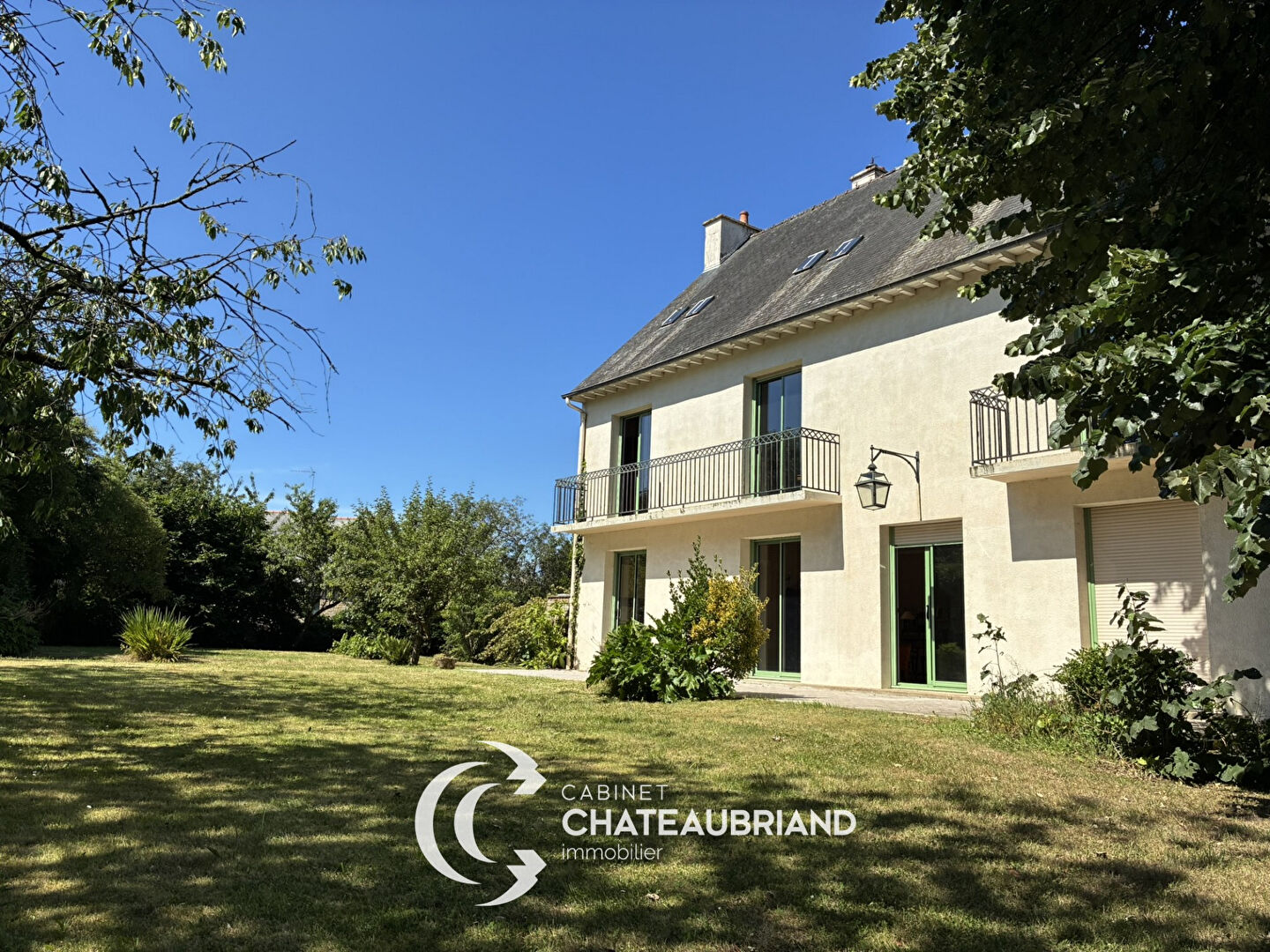 Maison spacieuse de 200 m² habitable sur un parc arboré de  plus de 1800 m²,