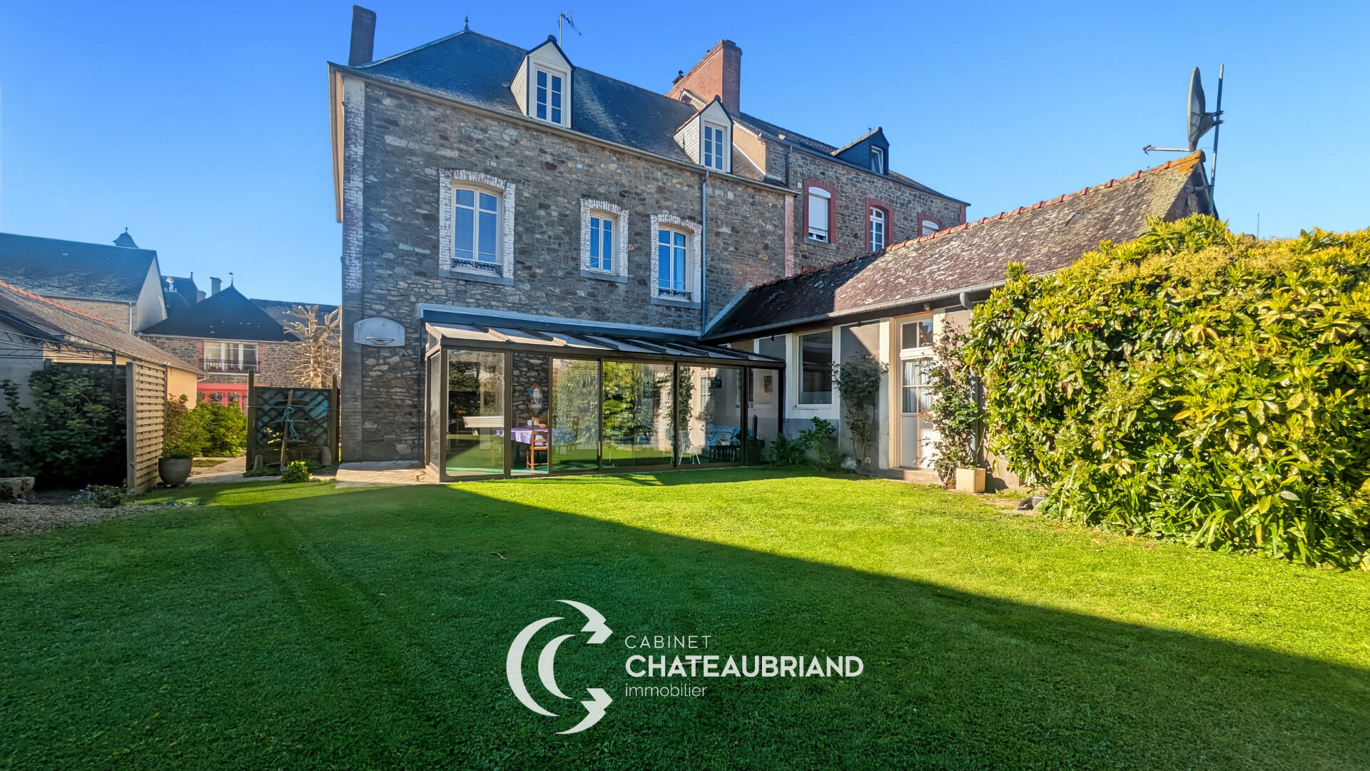 Maison de Maître - 190 m² - 10 pièces - 520 m² de Terrain