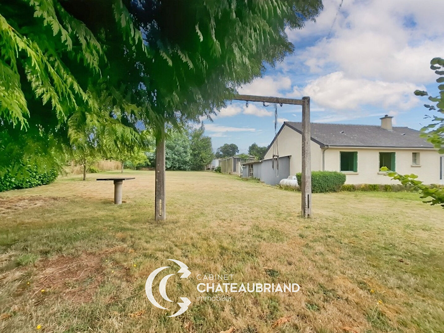Maison de plain-pied avec dépendances sur terrain de 2400 m²  Montreuil-sur-Ille