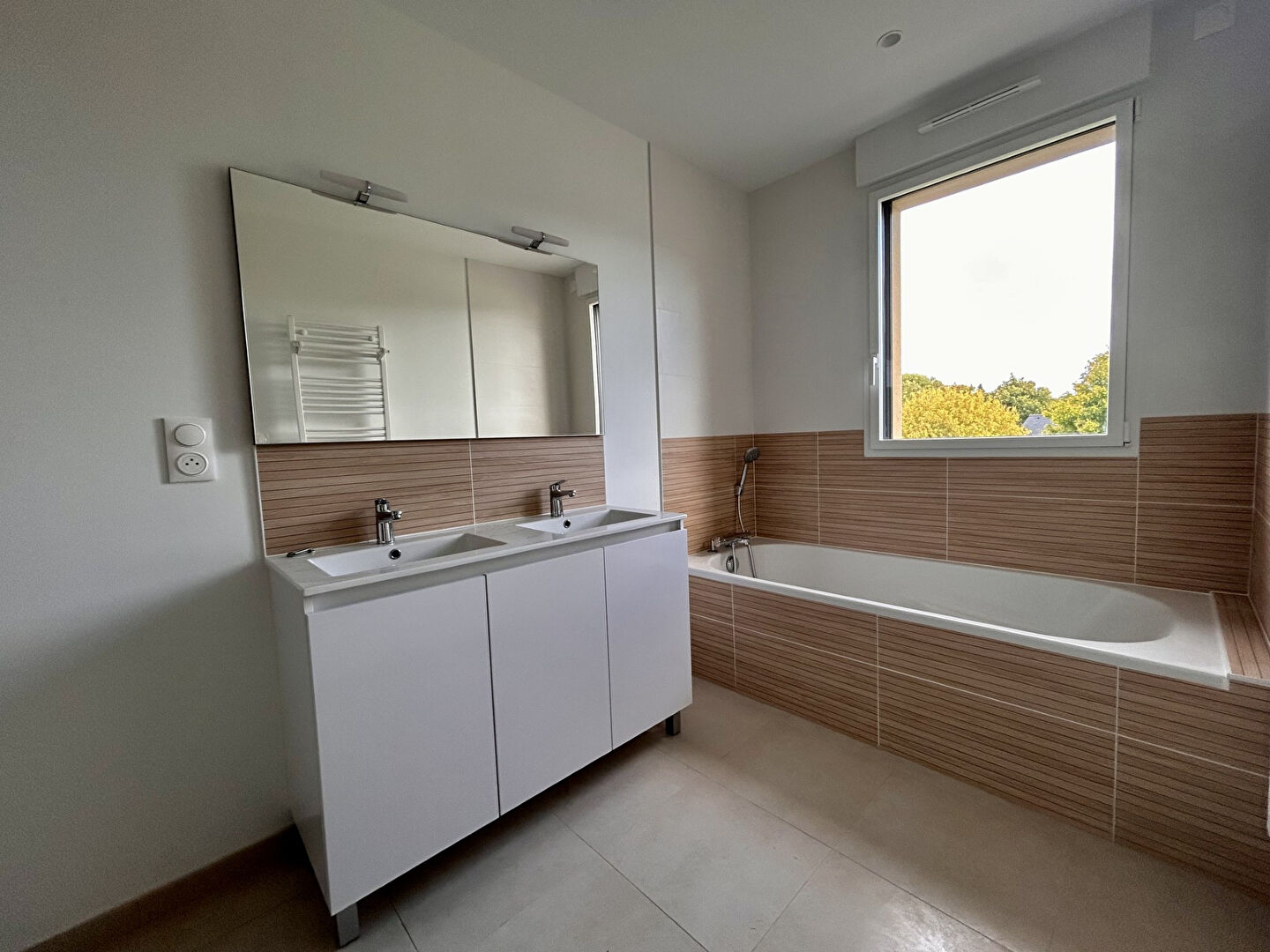 Photo A LOUER -  DOL DE BRETAGNE - MAISON NEUVE - 129 m² - NORMES RT 2012 - 4 CHAMBRES - JARDIN - GARAGE image 4/6