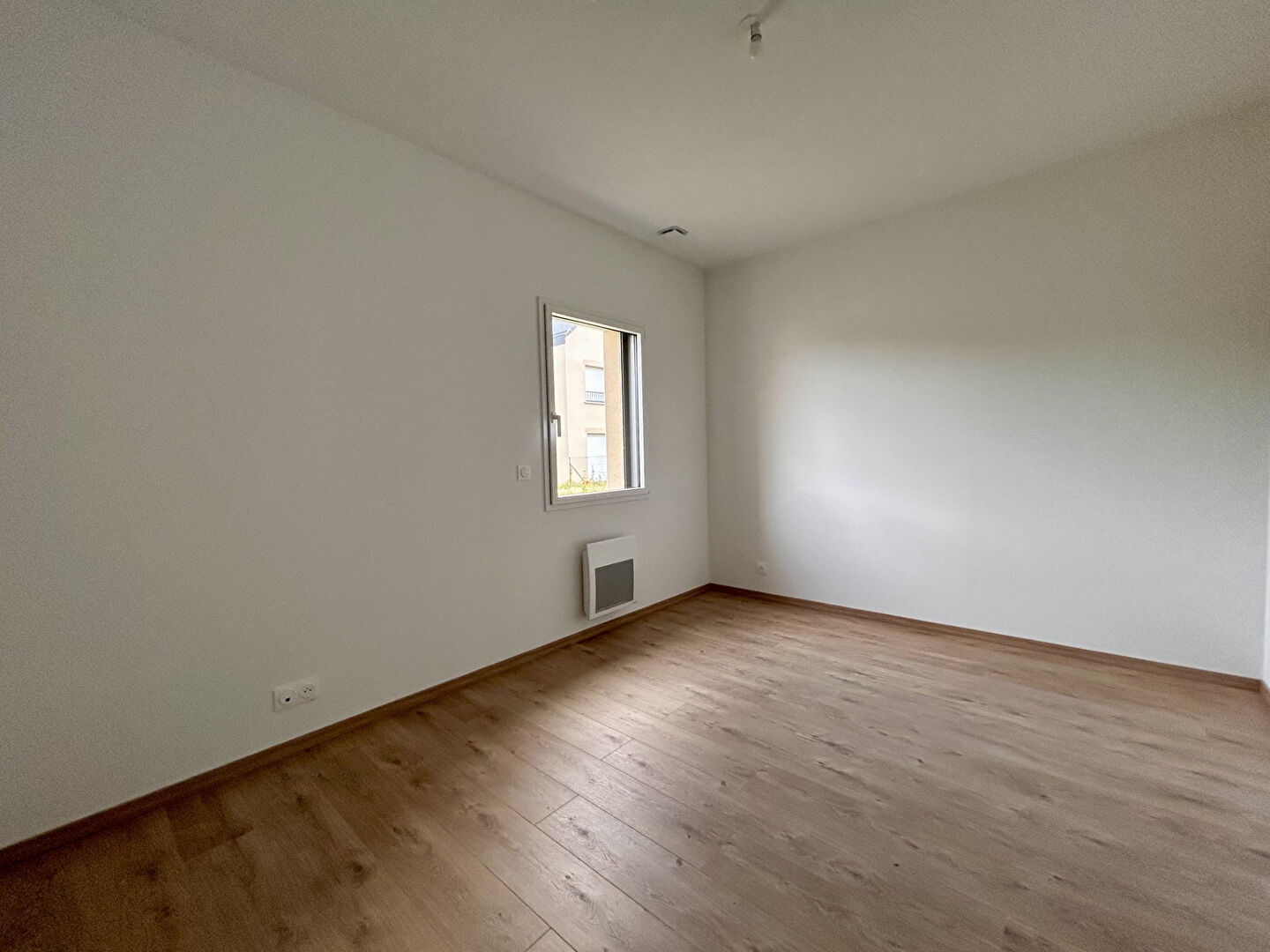 Photo A LOUER -  DOL DE BRETAGNE - MAISON NEUVE - 129 m² - NORMES RT 2012 - 4 CHAMBRES - JARDIN - GARAGE image 6/6