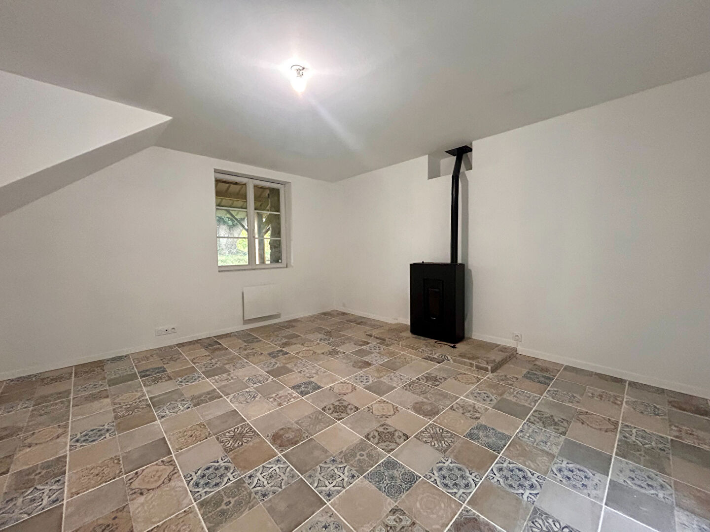 A LOUER - EPINIAC - CAMPAGNE - MAISON RENOVEE - 99m² - 3 CHAMBRES - JARDIN - DEPENDANCES