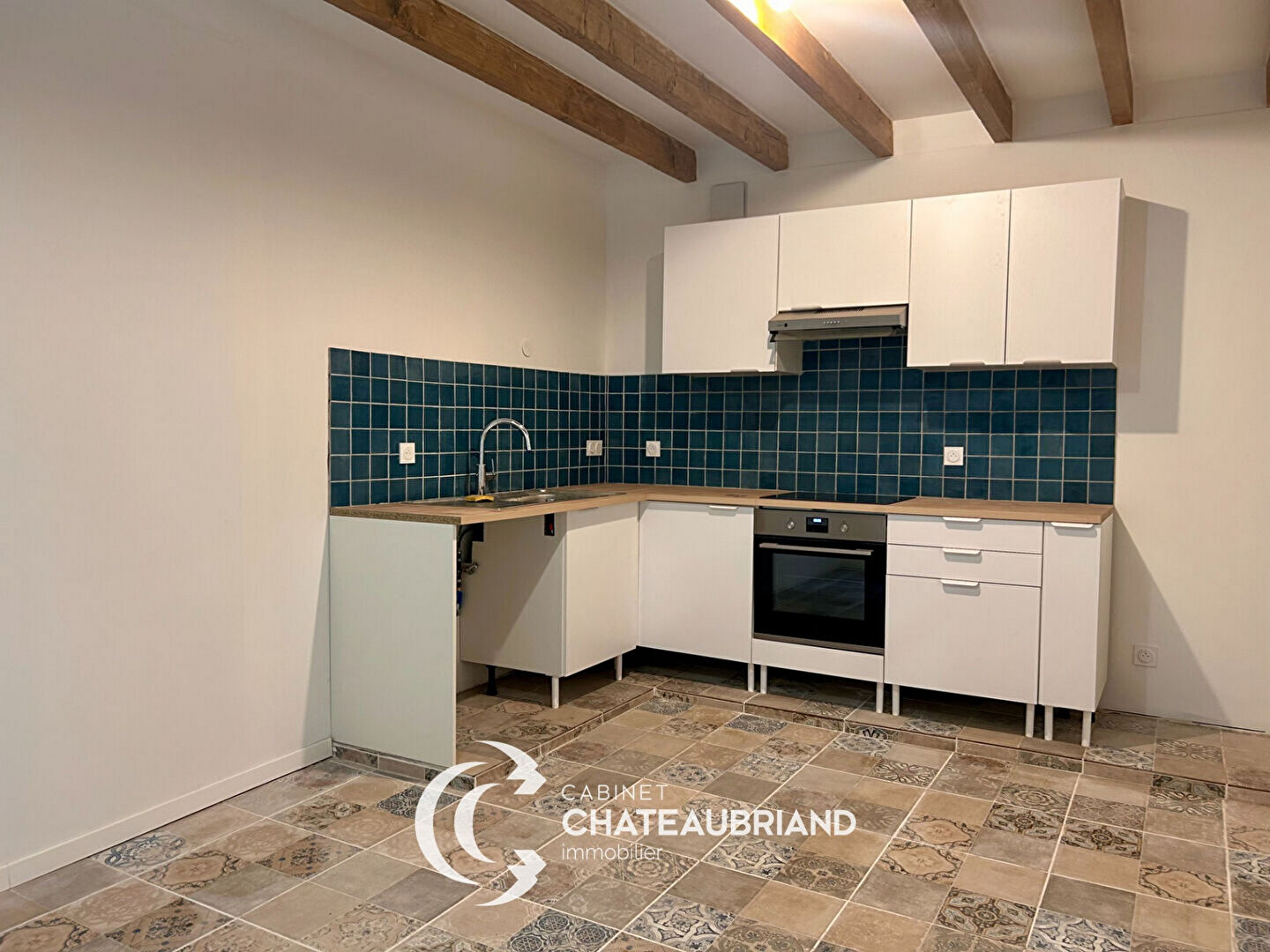 A LOUER - EPINIAC - CAMPAGNE - MAISON RENOVEE - 99m² - 3 CHAMBRES - JARDIN - DEPENDANCES