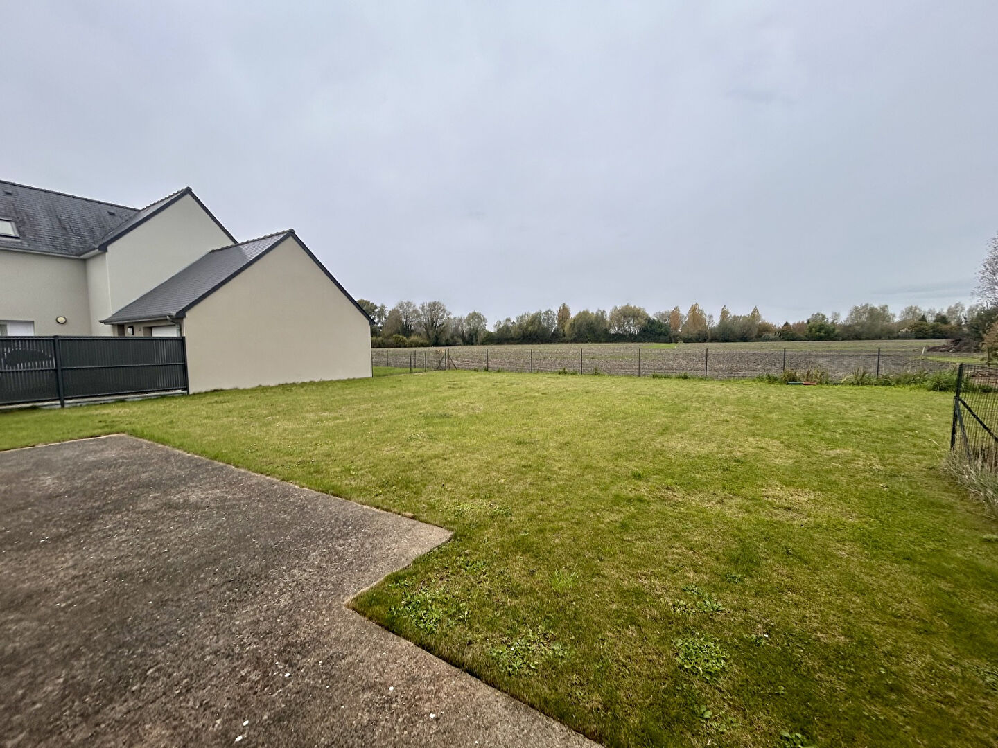 Photo A LOUER - LA FRESNAIS - MAISON RECENTE - 85 m² - GARAGE - JARDIN CLOS - TERRASSE image 5/5