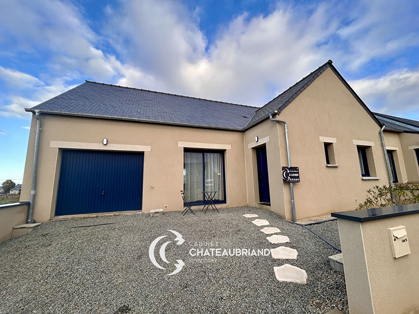 Photo A LOUER - DOL DE BRETAGNE - MAISON NEUVE MEUBLEE - 81 m² - GARAGE - TERRASSE- JARDIN - COUR image 1/6