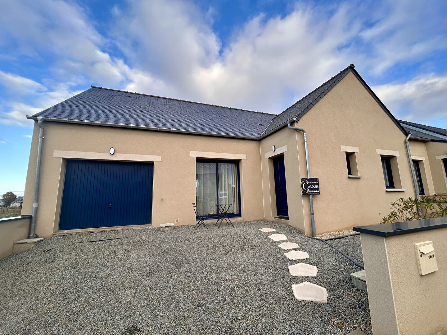 Photo A LOUER - DOL DE BRETAGNE - MAISON NEUVE MEUBLEE - 81 m² - GARAGE - TERRASSE- JARDIN - COUR image 2/6