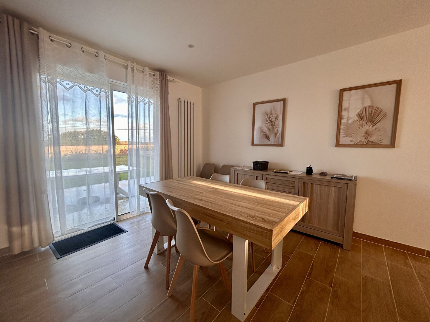 Photo A LOUER - DOL DE BRETAGNE - MAISON NEUVE MEUBLEE - 81 m² - GARAGE - TERRASSE- JARDIN - COUR image 3/6