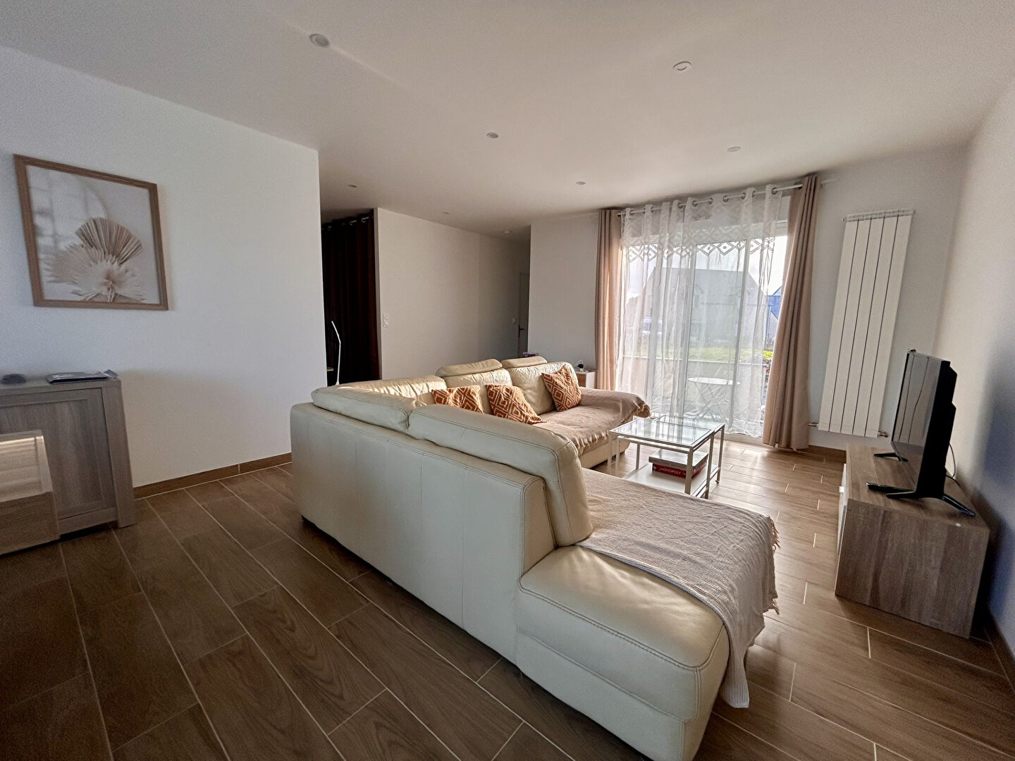 Photo A LOUER - DOL DE BRETAGNE - MAISON NEUVE MEUBLEE - 81 m² - GARAGE - TERRASSE- JARDIN - COUR image 4/6