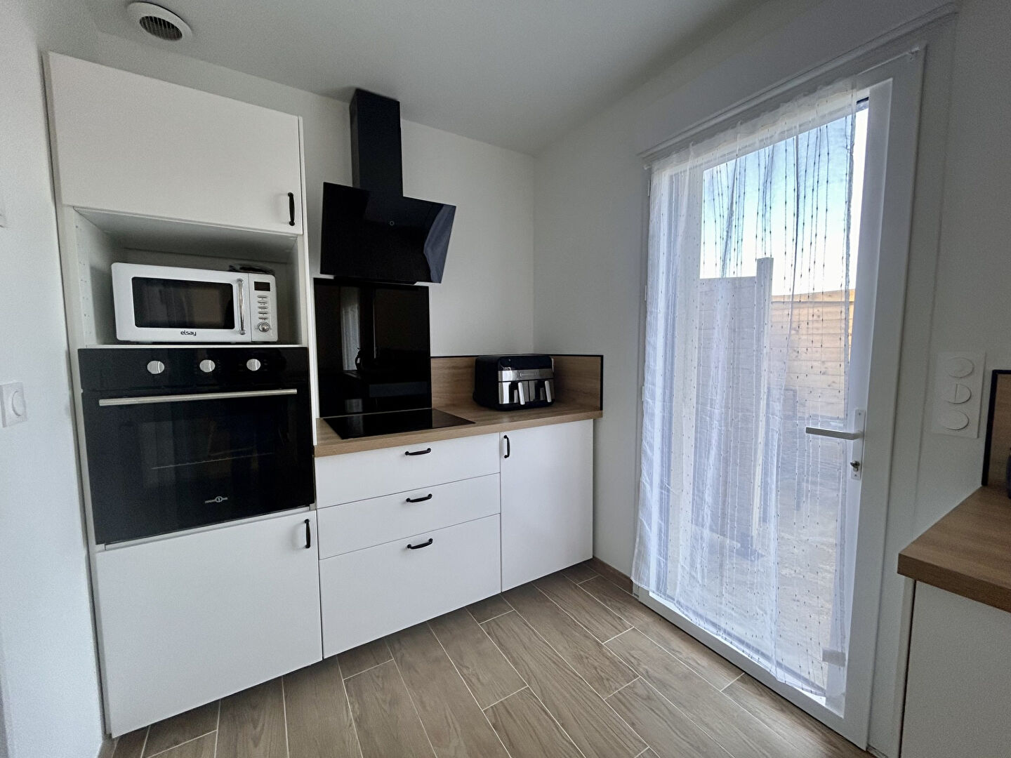 Photo A LOUER - DOL DE BRETAGNE - MAISON NEUVE MEUBLEE - 81 m² - GARAGE - TERRASSE- JARDIN - COUR image 5/6