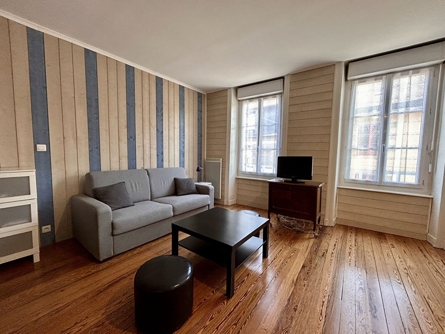 Photo A LOUER - DOL DE BRETAGNE - CENTRE - T1 - 39 m² - MEUBLE - 1er étage image 2/6