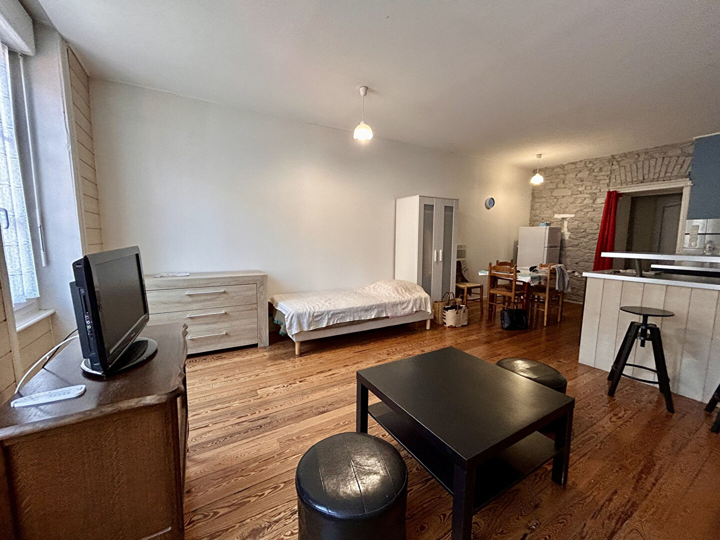 Photo A LOUER - DOL DE BRETAGNE - CENTRE - T1 - 39 m² - MEUBLE - 1er étage image 3/6