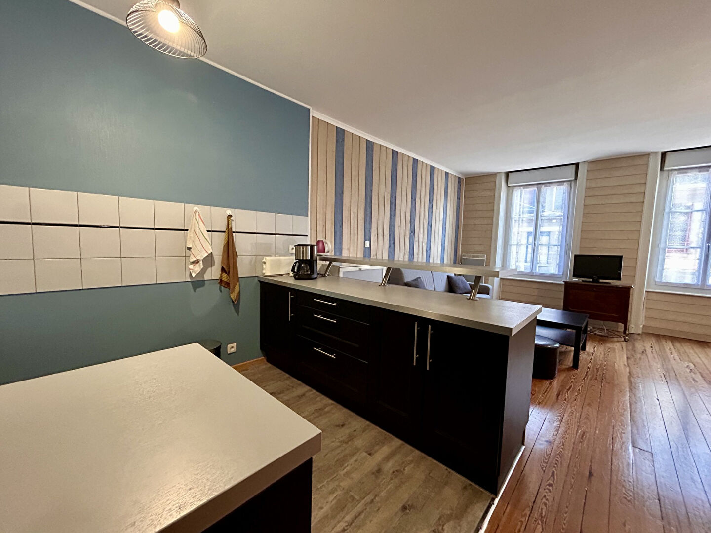 Photo A LOUER - DOL DE BRETAGNE - CENTRE - T1 - 39 m² - MEUBLE - 1er étage image 4/6