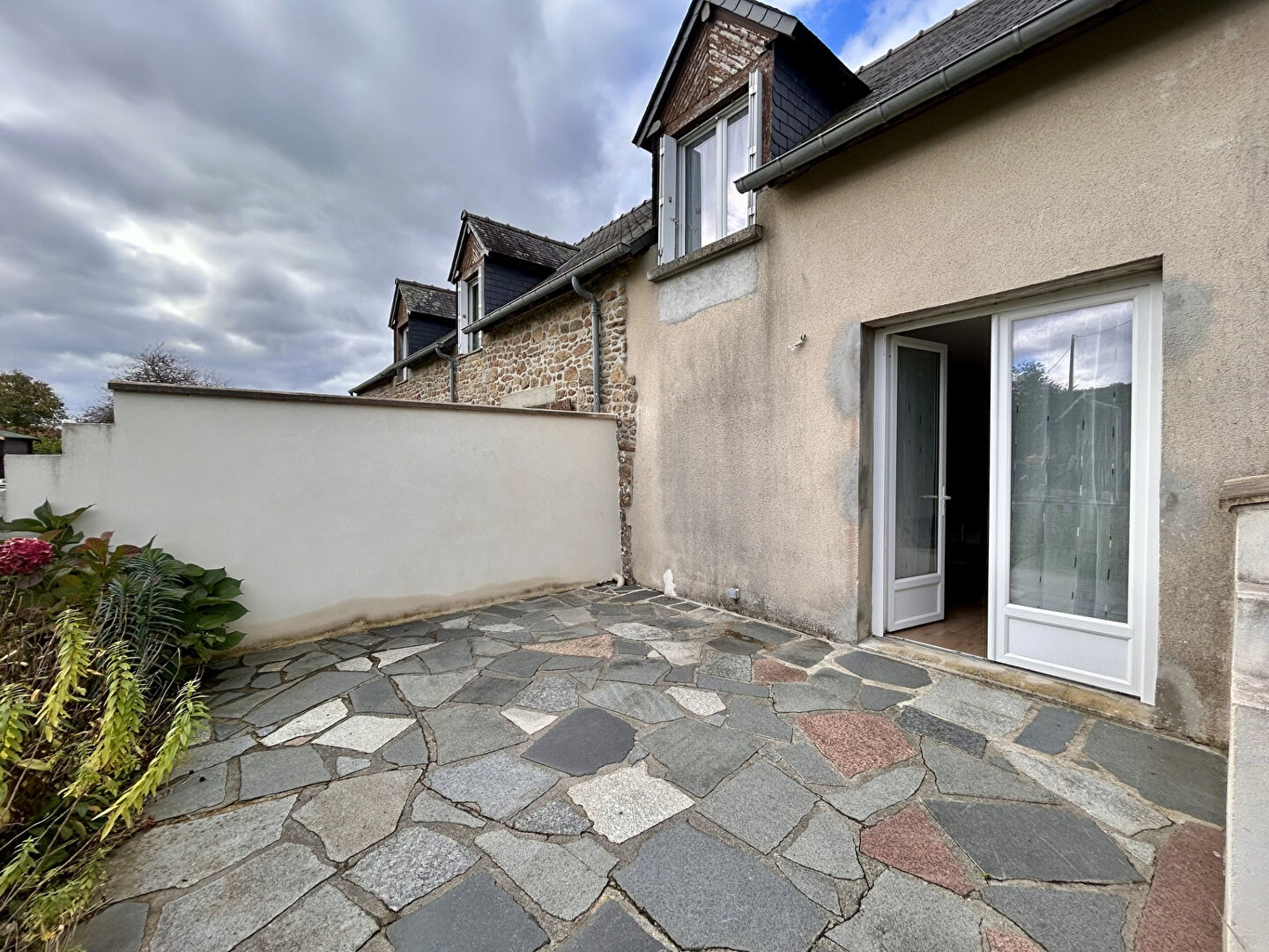 Photo A LOUER - BAGUER MORVAN - CAMPAGNE - MAISON MEUBLEE EN DUPLEX - 38 m² - TERRASSE image 4/6